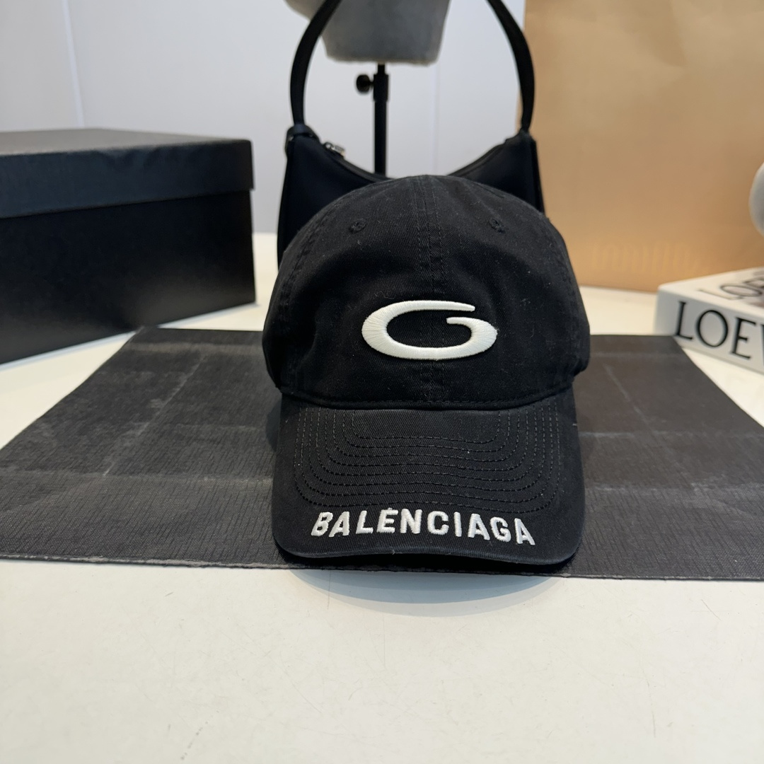 NO:809468,Balenciaga's new baseball cap is available in two classic colors, dark gray and black. It is made of high-quality fabrics with high texture, and the old craftsmanship gives the hat a unique retro charm. The cap body has an exquisite brand logo, highlighting the brand charm and the wearer's fashion taste. The simple and versatile style can be easily adapted to whether it is paired with casual wear or trendy clothing, creating a personalized look for you. It is a high-quality accessory not to be missed by fashion lovers. Hats, scarves, socks, balenciaga, socks, hats19860909巴黎世家 新款棒球帽,拥有深灰色与黑色两种经典颜色选择.采用优质面料,质感上乘,做旧的工艺处理赋予帽子独特的复古韵味.帽身带有精致的品牌标识,彰显品牌魅力与佩戴者的时尚品味.简约百搭的款式,无论是搭配休闲装还是潮流服饰,都能轻松适配,为您打造个性造型,是时尚爱好者不容错过的优质配饰.,帽子.围巾.袜子,balenciaga,socks,hats,accessory