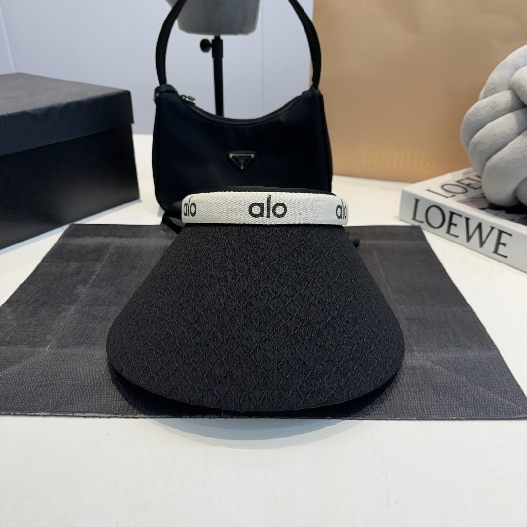 NO:809474,Alo sun protection hollow hat alo white hollow hat, the finishing touch of summer wear. This hat is not only very good-looking, but also easy to match with summer fashion. Whether it is daily travel or sports scenes, it can make you stand out. Hats, scarves, socks, socks, hats19860909Alo防晒空顶帽 alo白色空顶帽,夏日穿搭的点睛之笔 这顶帽子不仅颜值超高,而且搭配起来轻松拿捏夏日时尚感,无论是日常出行还是运动场景,都能让你脱颖而出,帽子.围巾.袜子,socks,hats,accessory
