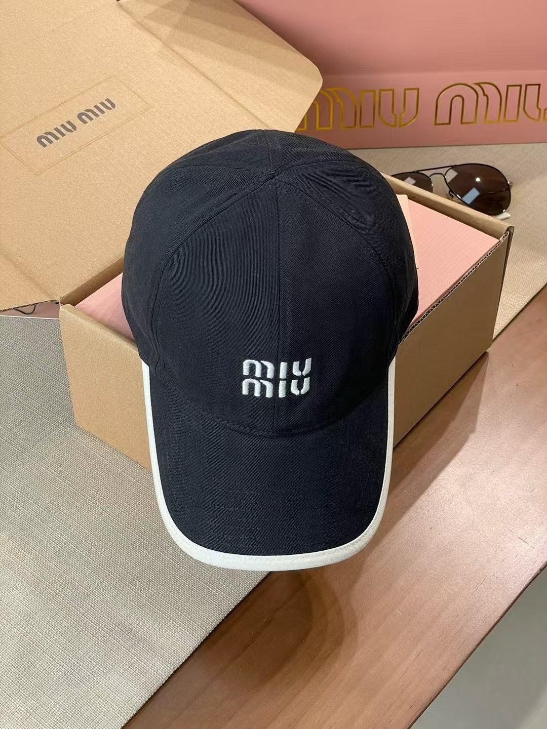 Кепка бейсбольная чёрная с белой окантовкой Miu Miu