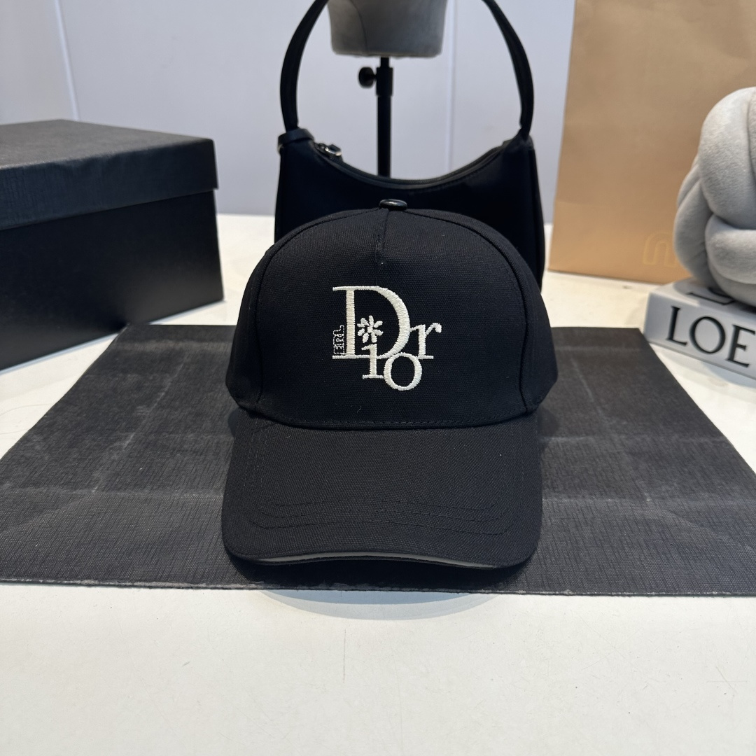 NO:809658,DIOR Dior's new popular simple baseball cap, new model shipped, big brand style is super easy to match, hurry up and get it!  , hat. scarf. socks, dior, dior, socks, hats19860909DIOR迪奥新款走量简约棒球帽,新款出货,大牌款超好搭配,赶紧入手！,帽子.围巾.袜子,dior,dior,socks,hats,accessory