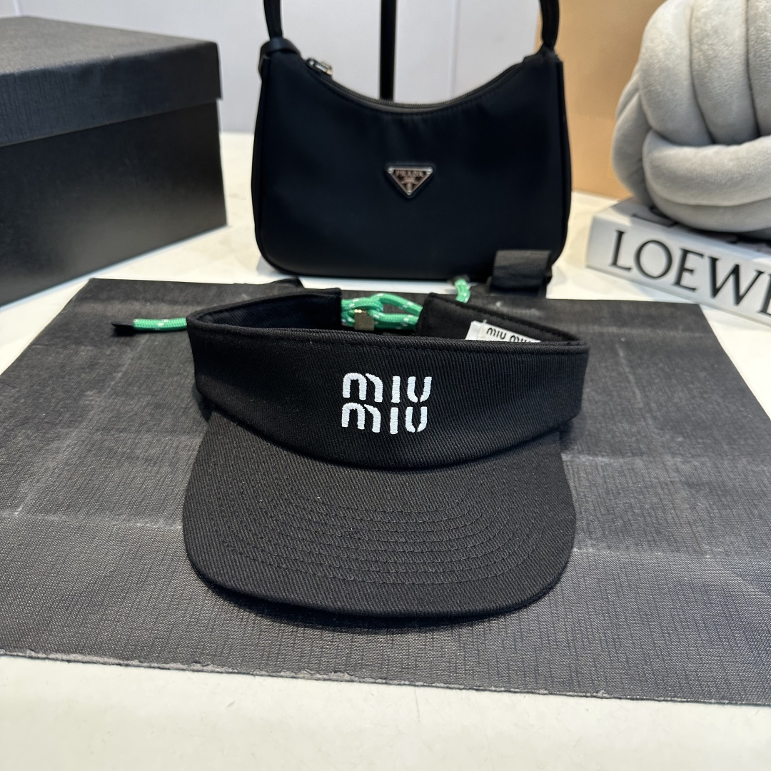NO:809718,MIUMIU sports and fitness empty top hat is made of pure cotton. Whether it is cycling, running, tennis, playing ball, yoga, or daily outings, it is more colorful. It can also provide sun protection and shade. It kills two birds with one stone. The product design of a big brand is simple and fashionable!  The material is comfortable, not stuffy, and has a concave shape. Just put it on and your head will be high. Some classic colors can add vitality, hats, scarves, socks, miumiu, socks, hats.19860909MIUMIU 运动健身空顶帽纯棉,无论是骑行跑步 网球,打球, 瑜伽, 还是日常出门搭配更加出彩,还能防晒遮阳,一举两得啊 ,大品牌的产品设计,简约时尚！ 材质舒服不会闷热很好凹造型 随手一戴立马高颅顶 有的经典配色 彩色可以增加活力感,帽子.围巾.袜子,miumiu,socks,hats,accessory