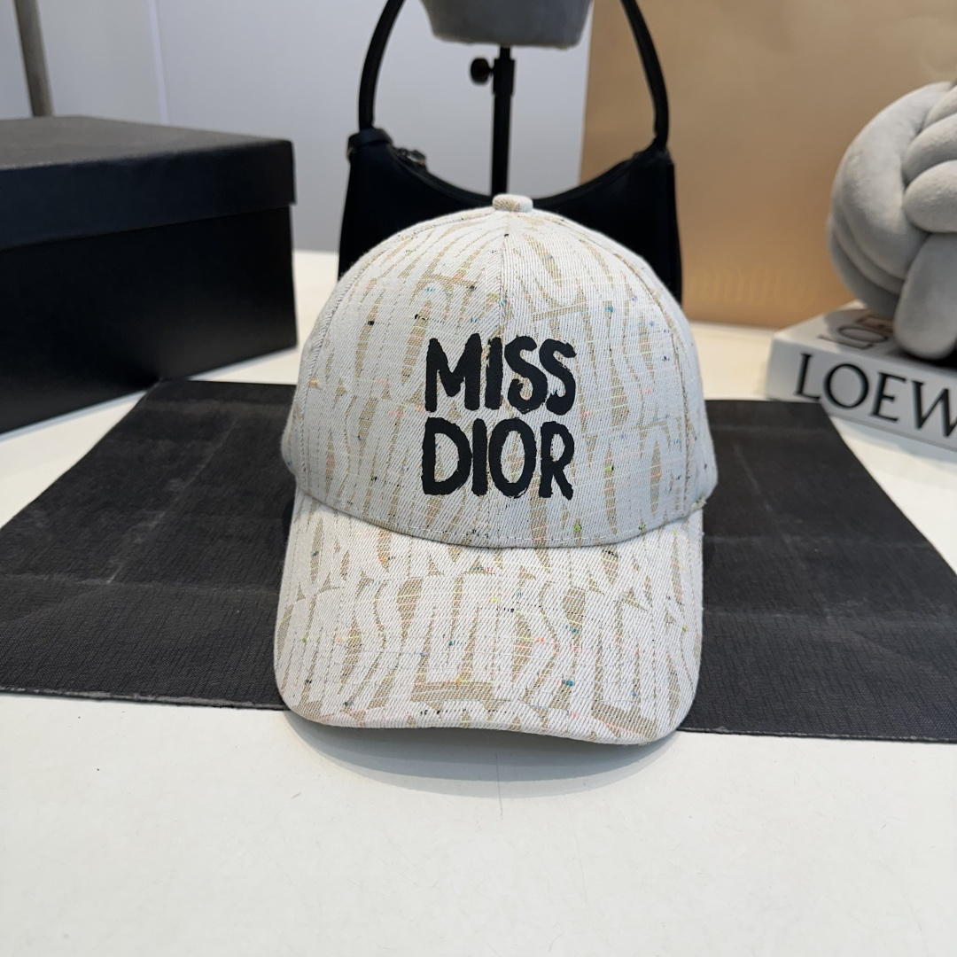 NO:809931,DIOR Dior's new popular simple baseball cap, new model shipped, big brand style is super easy to match, hurry up and get it!  , hat. scarf. socks, dior, dior, socks, hats19860909DIOR迪奥新款走量简约棒球帽,新款出货,大牌款超好搭配,赶紧入手！,帽子.围巾.袜子,dior,dior,socks,hats,accessory