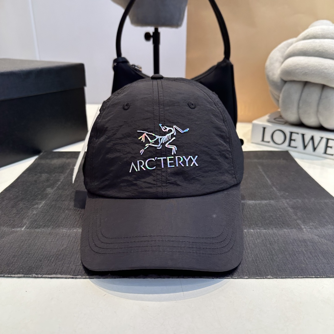 NO:810047,Arc'teryx 2025 spring new simple baseball cap, new model shipped, big brand style is super easy to match, hurry up and get it!  , hat, scarf, socks arc'teryx, socks, hats19860909始祖鸟 2025春款新款简约棒球帽,新款出货,大牌款超好搭配,赶紧入手！,帽子.围巾.袜子arc'teryx,socks,hats,accessory