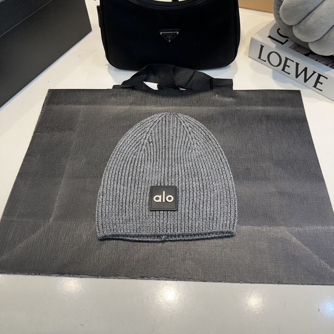 NO:810190,alo high version knitted hat, hat, scarf, socks, socks, hats19860909alo高版本针织帽毛线帽,帽子.围巾.袜子,socks,hats,accessory