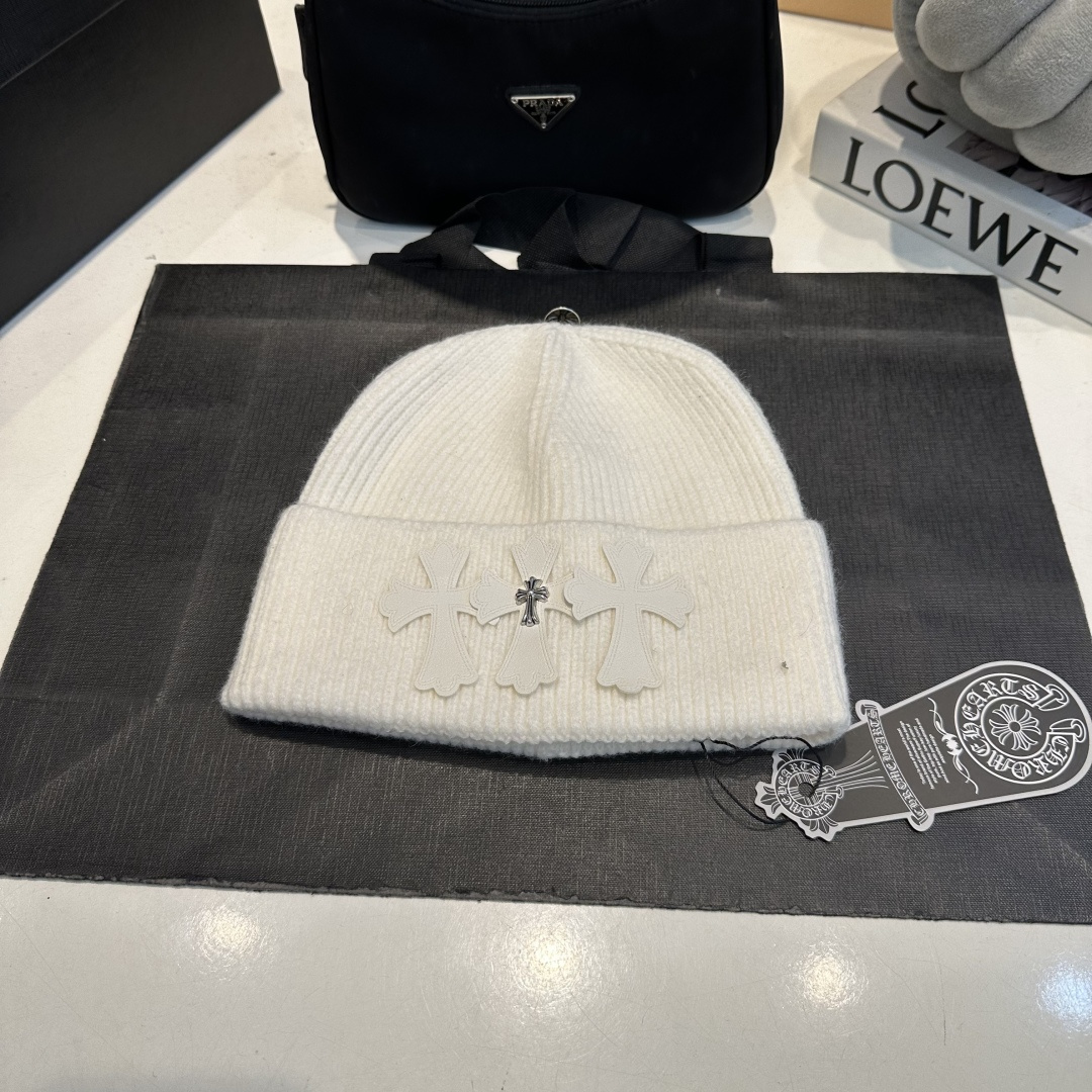 NO:810188,Crow Heart Autumn and Winter Wool Knitted Beanie This must be a favorite of minimalism. It is clean, neat, fashionable and versatile, and will definitely not be picky about your face shape!  A fashionable classic that lasts forever!  Fashion black and white can be included together, hats, scarves, socks, chrome hearts, socks, hats19860909克罗心 秋冬款羊毛针织毛线帽 这款必定是极简主义的最爱 干净,利索,时尚百搭,绝对不挑脸型！ 属于时尚经典的万年款！时尚黑白可以一起入,帽子.围巾.袜子,chrome hearts,socks,hats,accessory