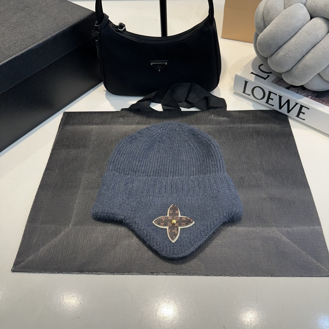 NO:810713,LV Louis Vuitton knitted beanie, ear protection beanie, hat, scarf, socks, louis vuitton, louis vuitton, socks, hats19860909LV路易威登针织毛线帽,护耳毛线帽,帽子.围巾.袜子,louis vuitton,louis vuitton,socks,hats,accessory