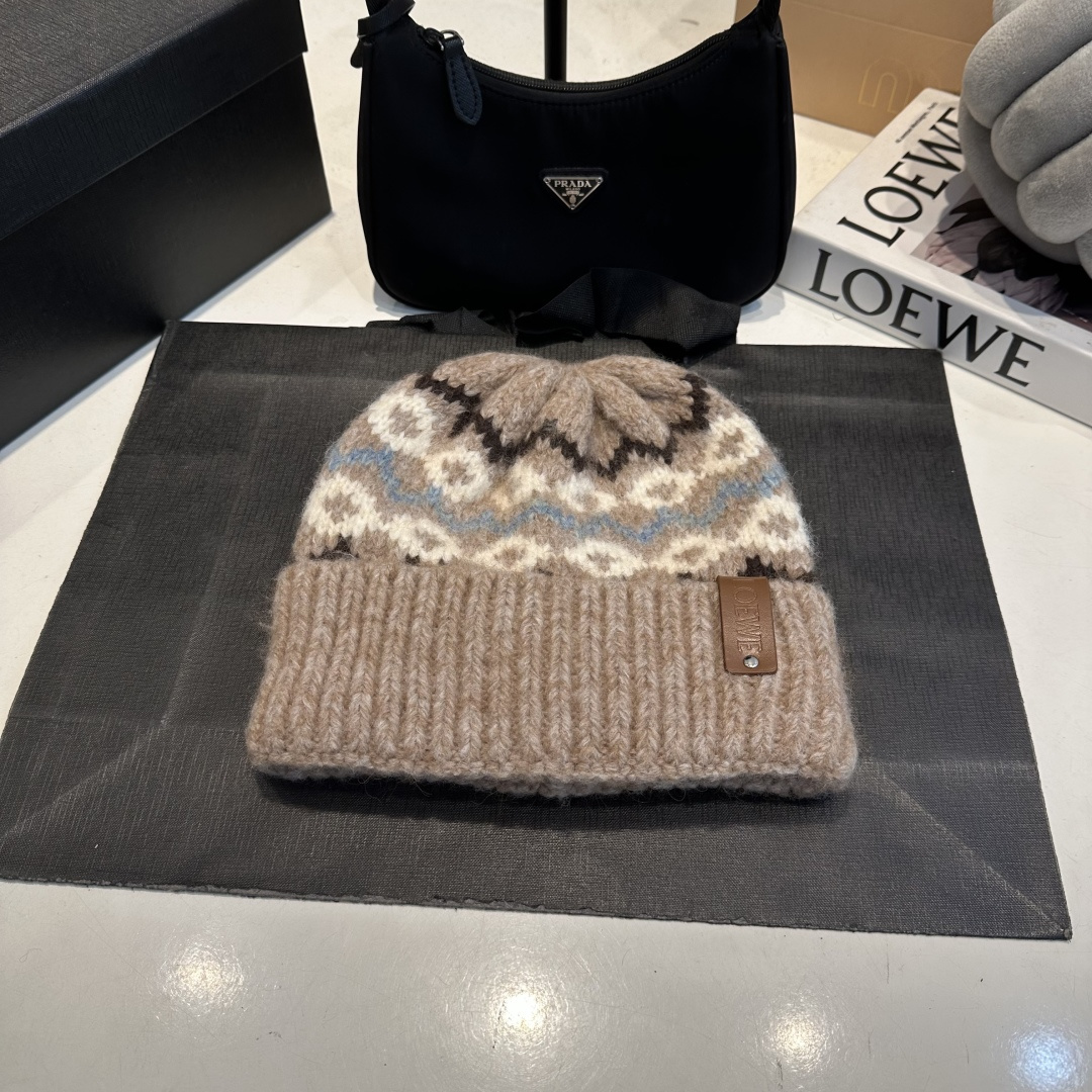 NO:810378,LOEWE Autumn and winter thick knitted beanie is available in multiple colors to suit all styles, I love it. The striped thick knitted hat satisfies my fantasy of knitted hats. The high-looking ins thick knitted beanie is versatile, loose and looks small!  ,hat.scarf.socks,loewe,loewe,socks,hats19860909LOEWE 罗意威秋冬粗针织毛线帽 多色可选满足所有风格,好爱 条纹粗针织满足了我对针织帽的幻想 高颜值ins粗针织毛线帽百搭宽松显脸小！,帽子.围巾.袜子,loewe,loewe,socks,hats,accessory