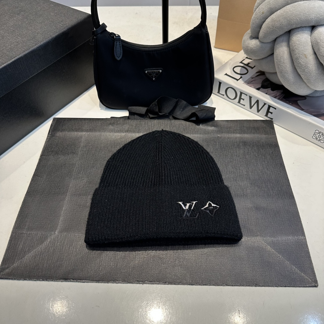 NO:810382,Lv official website knitted hat is very versatile and unisex. Dear friends, you can see the details. The workmanship is neat. It is breathable and comfortable. It is made of imported wool material!  A must-have for fashionistas!  ,hat.scarf.socks,louis vuitton,socks,hats19860909Lv官网针织帽 非常百搭 男女通用 亲们可以看细节,车工整齐 透气舒适,采用进口毛线料！潮人必备！,帽子.围巾.袜子,louis vuitton,socks,hats,accessory