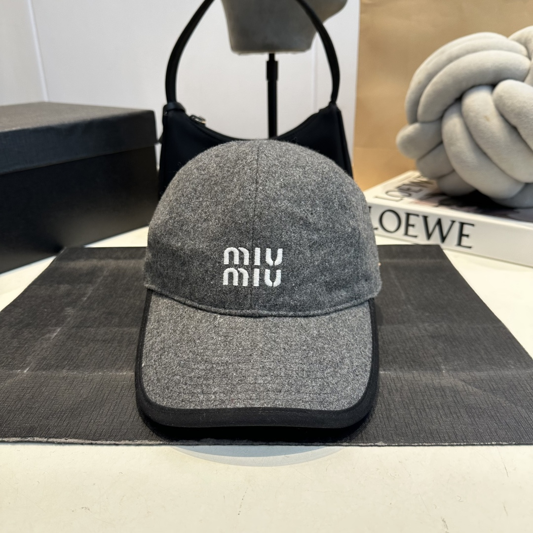 NO:810377,miumiu new autumn and winter wool baseball cap, head circumference 57cm, hat, scarf, socks, miumiu, socks, hats19860909miumiu缪缪秋冬新款羊毛棒球帽,头围57cm,帽子.围巾.袜子,miumiu,socks,hats,accessory
