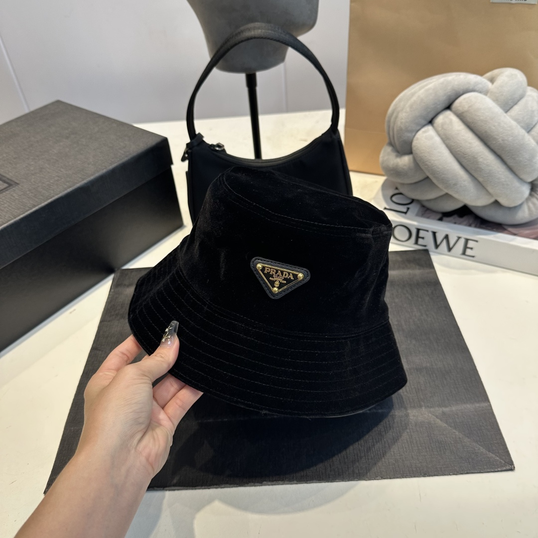 NO:810597,PRADA’s new classic flocked bucket hat purchasing version!  Fashion trend, high-end workmanship!  Extraordinary quality, please see real photos for details, hats, scarves, socks, prada, prada, espadrilles, socks, hats19860909普拉达 PRADA 新品经典植绒渔夫帽代购版本！时尚潮流,高端做工！非一般的品质,细节看实拍哦,帽子.围巾.袜子,prada,prada,espadrilles,socks,hats,accessory
