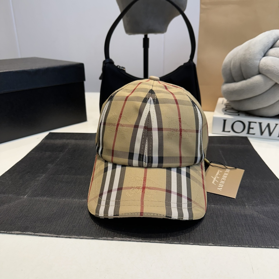 NO:810716,Burberry plaid baseball cap adopts classic plaid design, available in khaki and brown tones, showing a fashionable and high-end feel, with exquisite packaging, full of ritual feeling, hats, scarves, socks, burberry, socks, hats19860909巴宝莉格纹棒球帽 采用经典格纹设计,有卡其与棕色调两款,呈现时尚高级感,搭配精致包装,仪式感十足,帽子.围巾.袜子,burberry,socks,hats,accessory