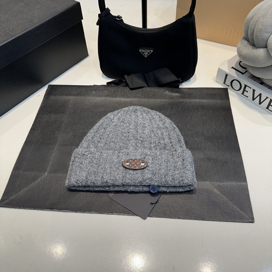 NO:810710,Lv Louis new autumn and winter style woolen hat, 100% wool fabric, hat, scarf, socks, louis vuitton, louis vuitton, socks, hats19860909Lv路易斯秋冬款新款毛线帽, 百分百羊毛面料,帽子.围巾.袜子,louis vuitton,louis vuitton,socks,hats,accessory