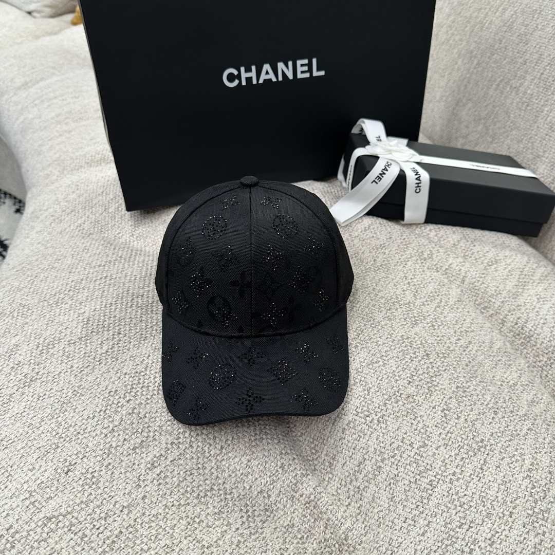 NO:894507,LV full diamond presbyopia baseball cap, counter limited flash diamond model, mesh breathable fabric, full printed hot diamond presbyopia super delicate, four gentle colors to choose from, distinguished and elegant, versatile artifact in spring and summer, hats, scarves, socks, louis vuitton, socks, hats19860909LV满钻老花棒球帽 专柜限定闪钻款 网纱透气面料,满印烫钻老花超精致 温柔四色可选,显贵显气质,春夏百搭神器,帽子.围巾.袜子,louis vuitton,socks,hats,accessory