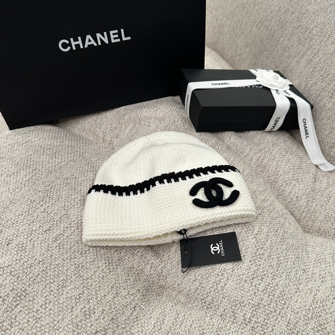 NO:894518,CHANEL double C striped black and white contrast knitted cold hat, hat. scarf. socks, chanel, socks, hats19860909CHANEL双C条纹黑白撞色针织冷帽,帽子.围巾.袜子,chanel,socks,hats,accessory