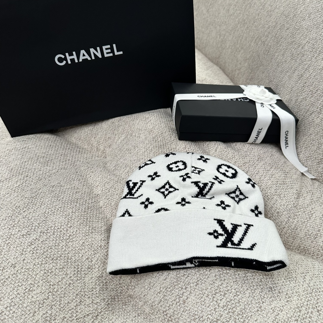 NO:894512,LV Lovers knitted cold hat｜Autumn and winter street atmosphere ceiling. Mixed color yarn texture is full of texture, not monotonous and boring, hat. scarf. socks, louis vuitton, versace, socks, hats19860909LV Lovers针织冷帽｜秋冬街头氛围感天花板 混色杂纱肌理质感拉满,不会单调沉闷,帽子.围巾.袜子,louis vuitton,versace,socks,hats,accessory