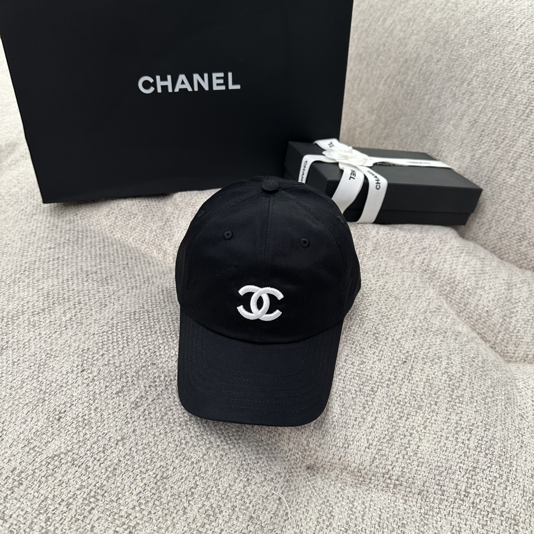 NO:938677,Chanel's classic double-C embroidered baseball cap. A timeless and luxurious basic model, you can choose from four colors. Classic three-dimensional double-C embroidery, just right for recognition. The soft hat shape modifies the outline of the head and face, effectively weakening the cheekbone lines. Washed cotton fabric, soft and breathable to the touch, not easy to deform after long-term wear. Adjustable back buckle design, suitable for various head sizes, trendy department store hats, scarves, socks, chanel, socks, hats19860909Chanel经典双C刺绣棒球帽 永不过时的轻奢基础款,四种色调随心甄选 经典立体双C刺绣,辨识度恰到好处 柔和帽型修饰头脸轮廓,有效弱化颧骨线条 水洗棉质面料,触感软糯透气,久戴不易变形 可调节后扣设计,适配多种头围,潮品百货帽子.围巾.袜子,chanel,socks,hats,accessory