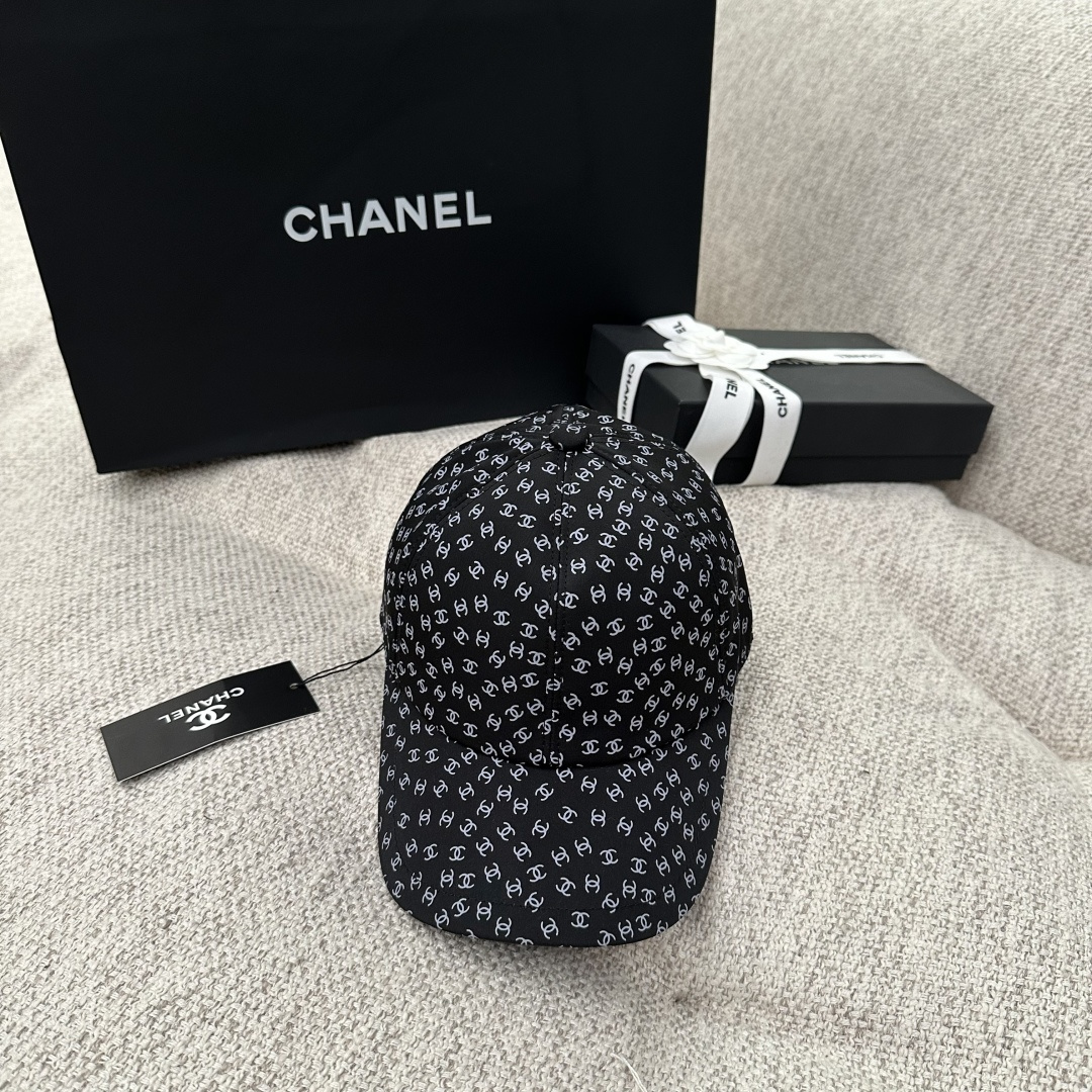 NO:938666,Chanel miscellaneous yarn label knitted cold hat. It is made of coarsely woven mixed color yarns. The patchwork texture is rich in texture and full of retro atmosphere. Trendy department store hats, scarves, socks, chanel, socks, hats19860909Chanel杂纱标签针织冷帽 甄选混色纱线粗织而成,错落杂色肌理富有质感,复古氛围感十足.,潮品百货帽子.围巾.袜子,chanel,socks,hats,accessory