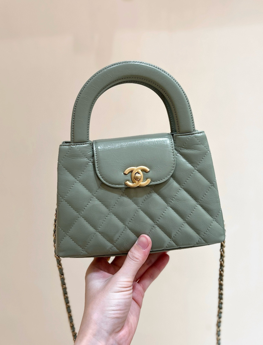 25C Kelly nuevo color El tan esperado bolso Kelly ya está aquí. No puedes comprarlo en los mostradores. Todos cuestan u…