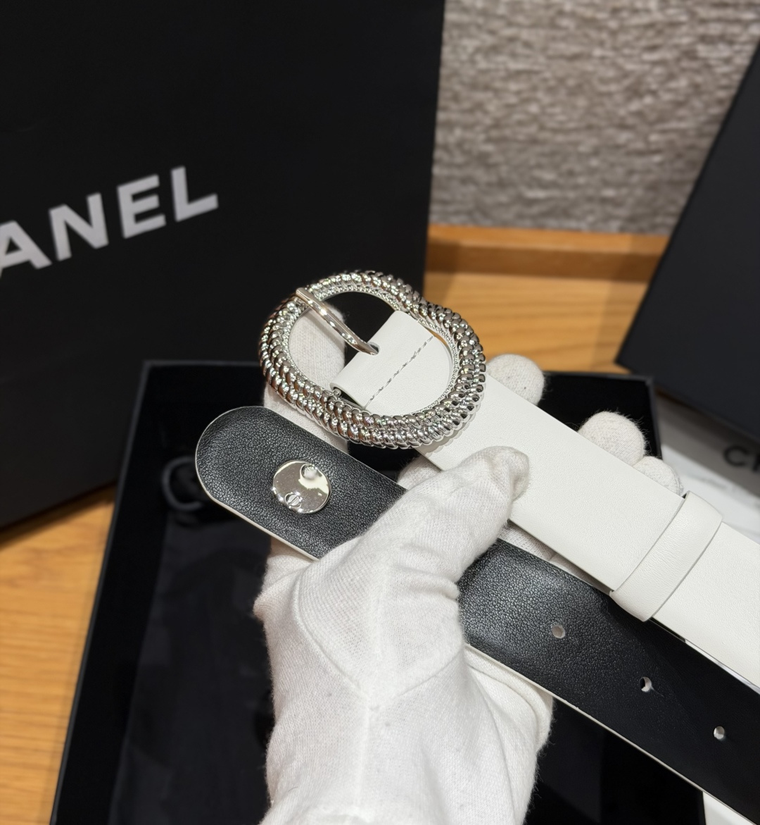 香家✨ Leather belt 30mm皮质腰带这款是香香25/26早春度假系列3.0cm腰带,采用光 香家✨ Leather belt 30mm皮质腰带这款是香香25/26早春度假系列3.0cm腰带,采用光