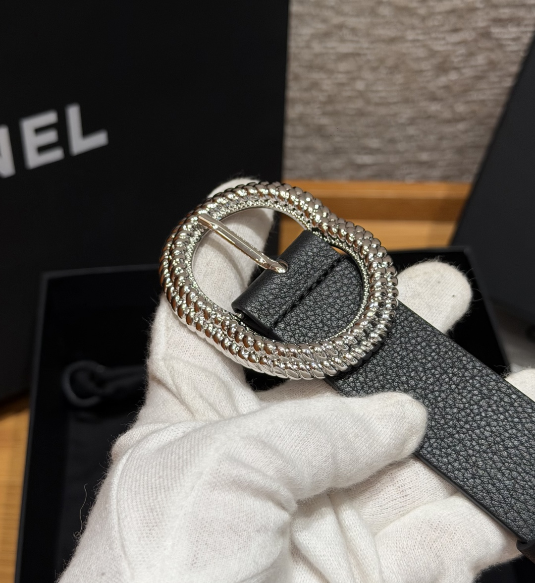 香家✨ Leather belt 30mm皮质腰带这款是香香25/26早春度假系列3.0cm腰带，采用光