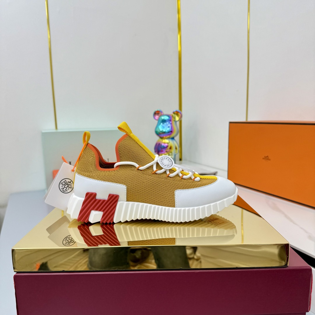 NO:489467,Female and male!  Hermes Top version # Hermes H-H-Home classic couple style casual sneakers Couple style casual sports dad shoes combine high-tech canvas and suede goatskin, and exaggerated 'H' letters on the rubber sole, italic design and bright colors to show vitality, continuing the brand design inspiration. Walking through the city lightly, feeling unrestrained and comfortable. Delivery counter exquisite packaging, original fabric, special fabric and beef velvet, custom breathable mesh surface inside, large sole open mold TPU + rubber foam material, bottom thickness 3CM, size 35-45, snap up now, snap up now, casual shoes/sports shoes, hermes, hermes, sneakers, sheepskin, chamois leather19860909女男！ Hermes 顶级版本# 爱马仕H家经典情侣款 休闲运动鞋 情侣款休闲之履运动老爹鞋结合高科技帆布与麂皮山羊皮,在橡胶鞋底上饰以夸张“H”字母,斜体设计和鲜艳色彩展现活力,延续品牌设计灵感.轻盈漫步都市,感受无拘舒适. 配送专柜精美包装 面料原版材质特殊布料和牛反绒 内里定制透气网面 大底开模TPU+橡胶发泡材质 底厚3CM 码数35-45 立即抢购 立即抢购,休闲鞋/运动鞋,hermes,hermes,sneakers,sheepskin,chamois leather,Women's Shoes