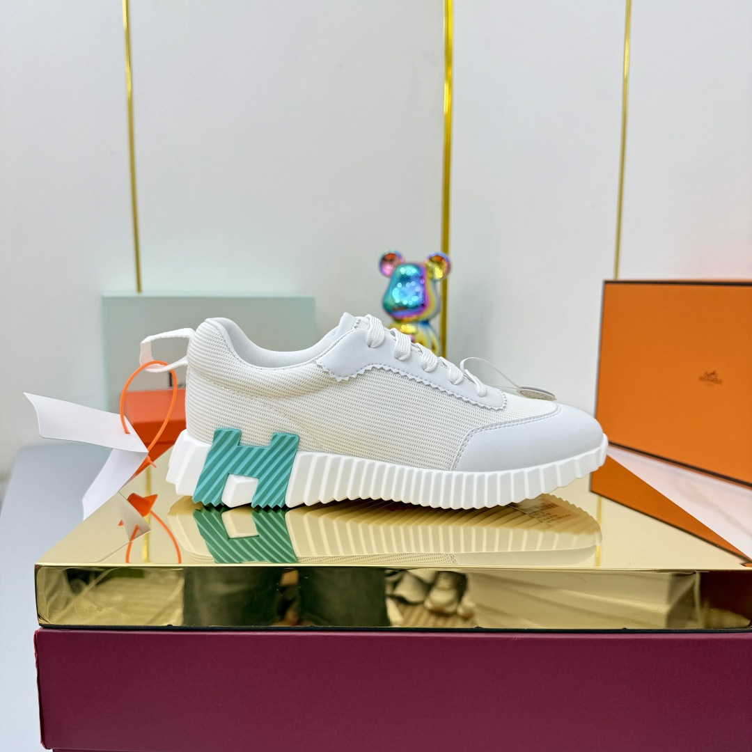 NO:489461,Women and men Hermes Top version # Hermes H-h Family Classic Couple Style Casual Sports Shoes Couple Style Casual Sports Dad Shoes Combined with high-tech canvas and suede goatskin, the rubber sole is decorated with exaggerated 'H' letters, italic design and bright colors to show vitality, continuing the brand design inspiration. Walking through the city lightly, feeling unrestrained and comfortable. Delivery counter exquisite packaging, original fabric, special fabric and beef velvet, customized breathable mesh surface in the inner lining, open mold TPU + rubber foam material, thick sole 3CM, size 35-45, snap up now, snap up now, casual shoes/sports shoes, hermes, hermes, sneakers, sheepskin, chamois leather19860909女男 Hermes 顶级版本# 爱马仕H家经典情侣款 休闲运动鞋 情侣款休闲之履运动老爹鞋结合高科技帆布与麂皮山羊皮,在橡胶鞋底上饰以夸张“H”字母,斜体设计和鲜艳色彩展现活力,延续品牌设计灵感.轻盈漫步都市,感受无拘舒适. 配送专柜精美包装 面料原版材质特殊布料和牛反绒 内里定制透气网面 大底开模TPU+橡胶发泡材质 底厚3CM 码数35-45 立即抢购 立即抢购,休闲鞋/运动鞋,hermes,hermes,sneakers,sheepskin,chamois leather,Women's Shoes