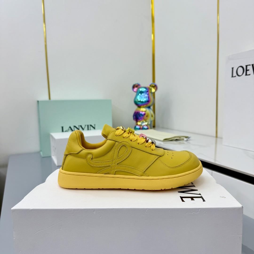 NO:489442,Undecorative buckle, shoelace decorative buckle LOEWE｜Loyiwei white shoes Super versatile tilted head sneakers Loyiwei has released another popular Jambo sneakers, which is still a distinctive tilted head design, matched with full leather material, engraved Anagram old-fashioned soles, overall versatile and distinctive design details. Luoyiwei's minimalist style is really the ultimate, it is really versatile!  Just wear it easily and the shoes are very high-end and light!  No pressure to go shopping!  The biggest feature of this shoe is invincible and comfortable to wear, it is light and has no weight-bearing feeling. It does not require a running-in period, so comfortable that you feel like you are not wearing shoes. You are an old friend when you put it on. The upper calfskin inner sheepskin sheepskin footbed original open mold rubber sole SIZE women's size 35-40 (custom made in 41), casual shoes/sports shoes, loewe, loewe, sneakers, cowhide, sheepskin19860909不加装饰扣,加鞋带装饰扣 LOEWE｜罗意威小白鞋 超百搭歪头运动鞋 罗意威又出爆款Jambo运动鞋 依旧是有特色的歪头设计 搭配全皮面的材质 雕刻Anagram老花鞋底 整体百搭又有特色的设计小细节 罗意威极简风格真的做到极致、实在太百搭！随便穿搭就可以很高级、鞋子很轻便！逛街暴走无压力！这鞋最大特点上脚无敌舒适、穿起来很轻盈没有负重感,无需磨合期、舒适到让你感觉没穿鞋一样、上脚就是老朋友, 鞋面 小牛皮 内里羊皮 绵羊皮垫脚 原版开模橡胶底 SIZE女码35-40（41订做）,休闲鞋/运动鞋,loewe,loewe,sneakers,cowhide,sheepskin,Women's Shoes