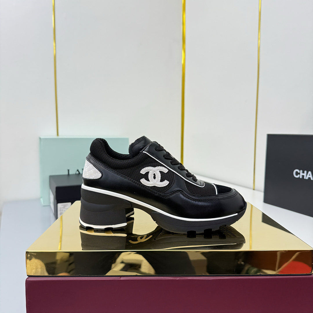 NO:560653,Chanel casual small leather shoes ~ Original calfskin panda shoes Chanel Chanel 25C Latest hot style Panda Black and White Sports shoes Casual sneakers Xiaoxiang Hot item Classic black and white Panda color coco girls must pay for it Fabric: Original customized first-layer cowhide Lining: Original imported breathable mesh lining Outsole: Original molded rubber + TPU combination Size:  Women's 35-41, casual shoes/sports shoes, chanel, chanel, sneakers, cowhide19860909香奈儿休闲小皮鞋  ～原版小牛皮熊猫鞋 Chanel 香奈儿 25C 最新爆款 熊猫 黑白 运动鞋 休闲板鞋 小香 爆款单品 经典黑白 熊猫配色 coco女孩必要入款 面料: 原版定制头层牛皮 内里: 原版进口透气网里 大底: 原版开模橡胶+TPU组合 Size: 女款35-41,休闲鞋/运动鞋,chanel,chanel,sneakers,cowhide,Women's Shoes