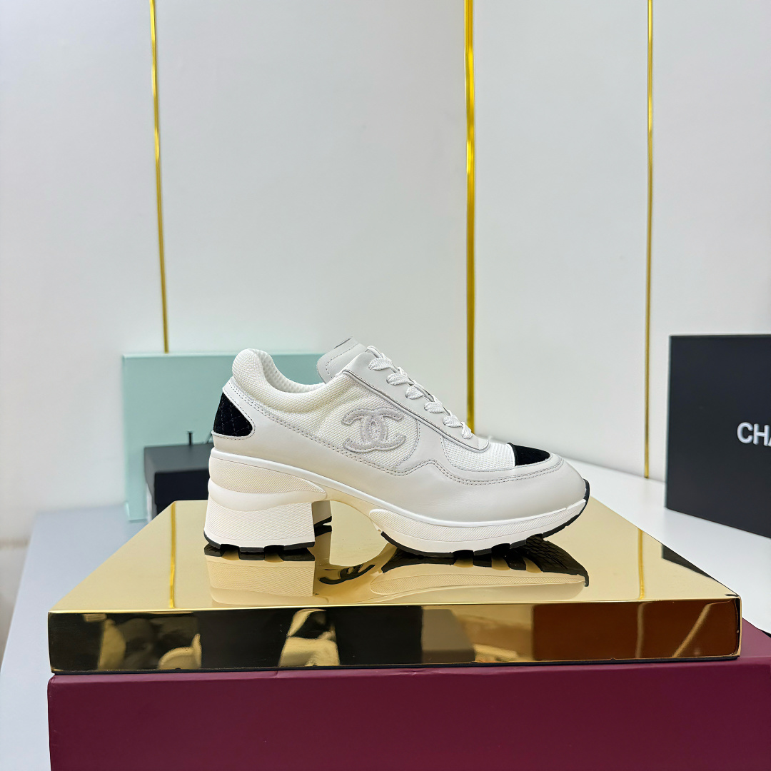 NO:560658,Chanel casual small leather shoes ~ Original calfskin panda shoes Chanel Chanel 25C Latest hot style Panda Black and White Sports shoes Casual sneakers Xiaoxiang Hot item Classic black and white Panda color coco girls must pay for it Fabric: Original customized first-layer cowhide Lining: Original imported breathable mesh lining Outsole: Original molded rubber + TPU combination Size:  Women's 35-41, casual shoes/sports shoes, chanel, chanel, sneakers, cowhide19860909香奈儿休闲小皮鞋  ～原版小牛皮熊猫鞋 Chanel 香奈儿 25C 最新爆款 熊猫 黑白 运动鞋 休闲板鞋 小香 爆款单品 经典黑白 熊猫配色 coco女孩必要入款 面料: 原版定制头层牛皮 内里: 原版进口透气网里 大底: 原版开模橡胶+TPU组合 Size: 女款35-41,休闲鞋/运动鞋,chanel,chanel,sneakers,cowhide,Women's Shoes