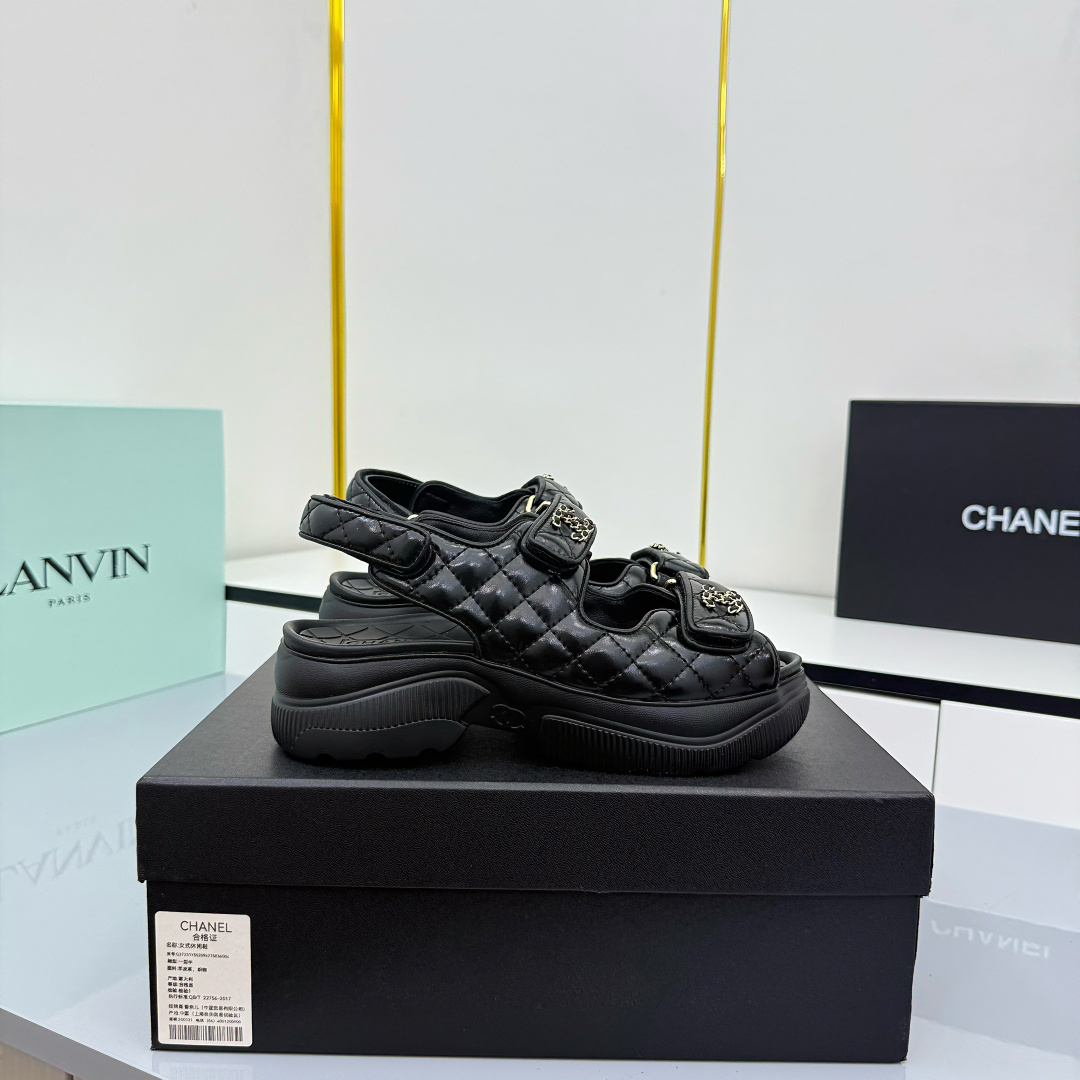 NO:545299,Top version!  The latest fabrics for spring and summer 2025 - the counter mainly promotes Velcro beach sandals new color series ★★★★★ Many celebrities are here to watch, a versatile series that domestic and foreign bloggers are popular, a must-have for spring and summer wardrobe matching, the first choice for sandals. Upper butter leather inner lining: imported crystal sheepskin inner lining, large sole open mold custom rubber sole Shoe size: 35-39 (40, 41, 42 custom made without return and exchange) Delivery luxury latest counter synchronous packaging, slippers sandals, sandals, slippers, sheepskin19860909顶级版本！ 2025春夏最新面料——专柜主推魔术贴沙滩凉鞋新色系列上新 ★★★★★ 众多明星网红上脚,国内外博主刷爆的一个百搭系列,春夏衣橱搭配必备 凉鞋首选. 鞋面牛油皮  内里: 进口水晶羊皮内里 大底开模定制橡胶底 鞋码: 35-39（40、41、42定做不退换） 配送豪华最新专柜同步包装,拖鞋凉鞋,sandals,slippers,sheepskin,Women's Shoes