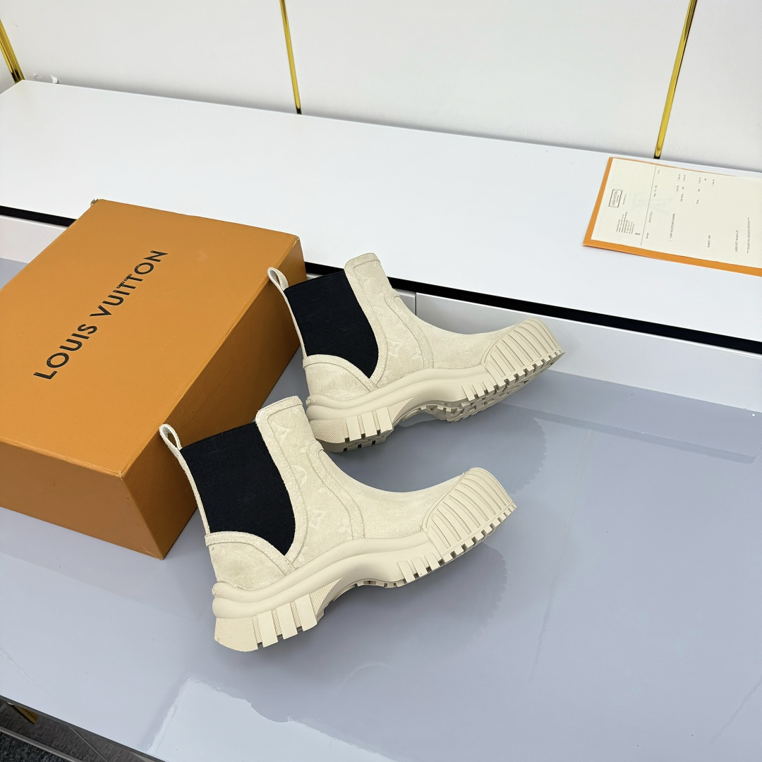 NO:559244,Louis Vuitton Louis Vuitton 2025 catwalk new style, high-end customization, 11-engraved replica, major celebrity Internet celebrity catwalk style, century-old classic, comfortable on the feet, with Louis Vuitton logo embossed leather label and wear-resistant leather outsole. The fabric is high-mercerized smooth cow suede. The lining is sheepskin. The code number is 35 to 41. Welcome all bosses to order, boots, louis vuitton, louis vuitton, boots, sheepskin19860909Louis Vuitton路易威登2025走秀新款 高端定制 11刻复 各大明星网红走秀款,百年经典 上脚舒适 搭配路易威登标识压纹皮革标签和耐磨皮革外底. 面料高丝光牛反绒.内里 羊皮.码数35一41欢迎各位老板爆单,靴子,louis vuitton,louis vuitton,boots,sheepskin,Women's Shoes