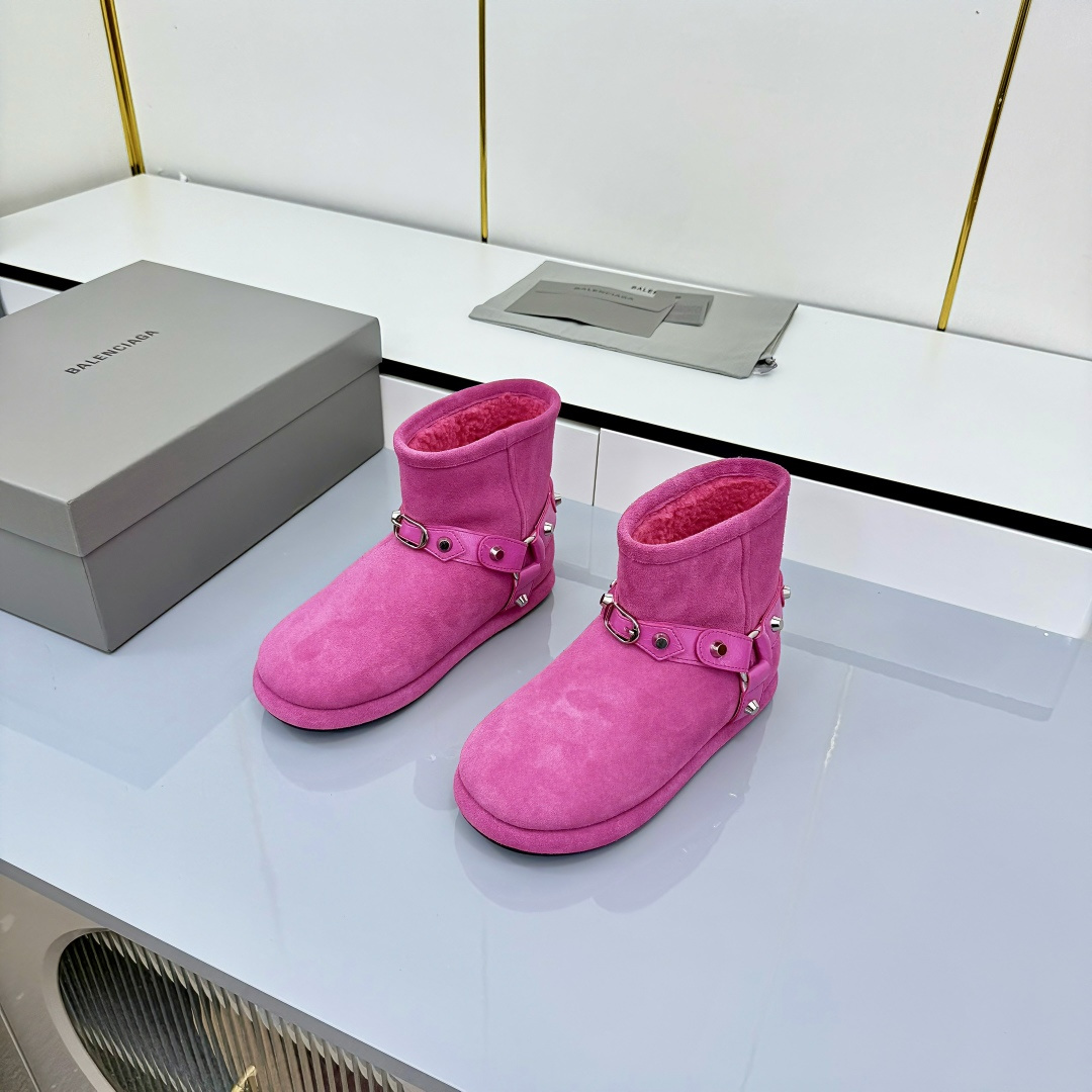 NO:559246,Balenciaga 25ss new snow boots. The top version of the super popular Balenciaga fur slides. A favorite among fashion bloggers and European and American celebrities. A must-have for winter. Stylish but not overly flamboyant. The nubuck leather upper. The real wool lining is particularly fluffy, soft and skin-friendly. The feet feel particularly comfortable. Exquisite hand-sewn stitching. The logo on the upper is full of high-end feeling. Original natural rubber non-slip and wear-resistant sole. Comes with the latest original packaging from the counter.  Size women's 35-40, snow boots, balenciaga, boots19860909巴黎世家 25ss新款雪地靴 顶级版本超火巴黎世家毛拖 时装博主与欧美明星大爱款 冬季必备款 时尚却不过分张扬 鞋面磨砂皮 内里真毛特别的蓬松柔软、亲肤 脚感特别舒服 精致的手工缝纫走线 鞋面logo高级感满满 原版天然橡胶防滑耐磨底 配专柜最新原包装 码数女35-40,雪地靴,balenciaga,boots,Women's Shoes