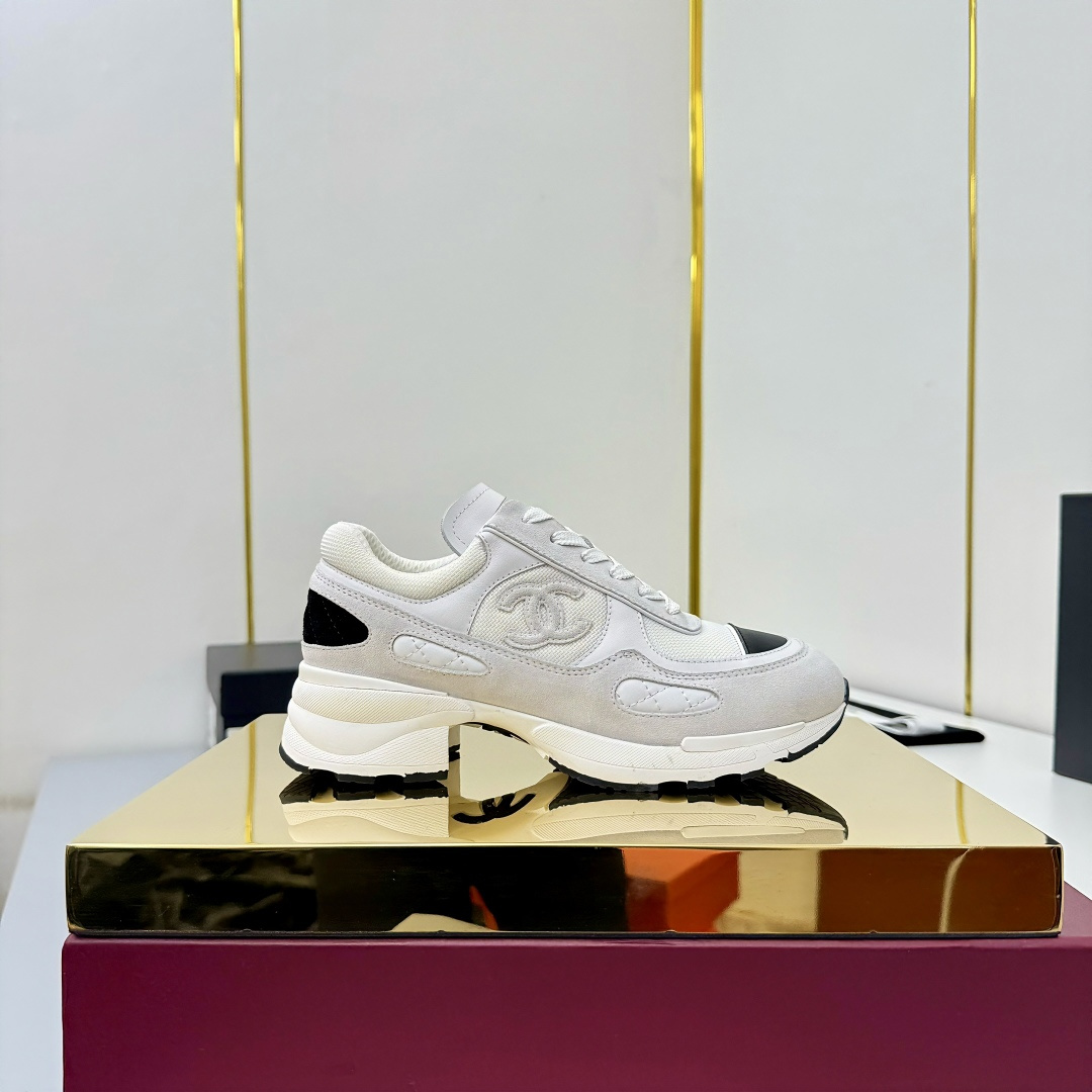 NO:559974,Chanel casual small leather shoes ~ Original calfskin panda shoes Chanel Chanel 25C Latest hot style Panda Black and White Sports shoes Casual sneakers Xiaoxiang Hot item Classic black and white Panda color coco girls must pay for it Fabric: Original customized first-layer cowhide Lining: Original imported breathable mesh lining Outsole: Original molded rubber + TPU combination Size:  Women's 35-41, casual shoes/sports shoes, chanel, chanel, sneakers, cowhide19860909香奈儿休闲小皮鞋  ～原版小牛皮熊猫鞋 Chanel 香奈儿 25C 最新爆款 熊猫 黑白 运动鞋 休闲板鞋 小香 爆款单品 经典黑白 熊猫配色 coco女孩必要入款 面料: 原版定制头层牛皮 内里: 原版进口透气网里 大底: 原版开模橡胶+TPU组合 Size: 女款35-41,休闲鞋/运动鞋,chanel,chanel,sneakers,cowhide,Women's Shoes