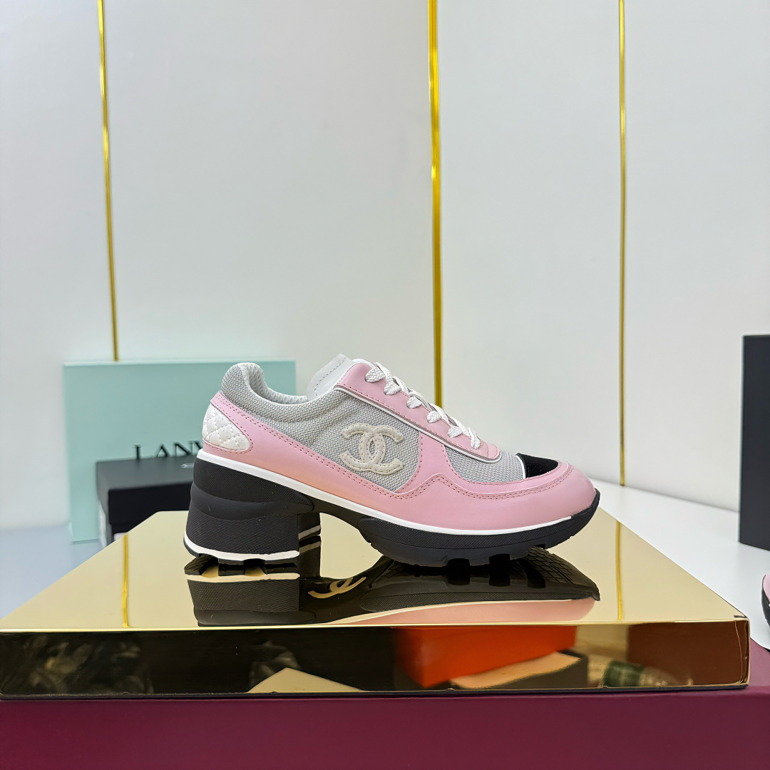 NO:559250,Chanel casual small leather shoes ~ Original calfskin panda shoes Chanel Chanel 25C Latest hot style Panda Black and White Sports shoes Casual sneakers Xiaoxiang Hot item Classic black and white Panda color coco girls must pay for it Fabric: Original customized first-layer cowhide Lining: Original imported breathable mesh lining Outsole: Original molded rubber + TPU combination Size:  Women's 35-41, casual shoes/sports shoes, chanel, chanel, sneakers, cowhide19860909香奈儿休闲小皮鞋  ～原版小牛皮熊猫鞋 Chanel 香奈儿 25C 最新爆款 熊猫 黑白 运动鞋 休闲板鞋 小香 爆款单品 经典黑白 熊猫配色 coco女孩必要入款 面料: 原版定制头层牛皮 内里: 原版进口透气网里 大底: 原版开模橡胶+TPU组合 Size: 女款35-41,休闲鞋/运动鞋,chanel,chanel,sneakers,cowhide,Women's Shoes