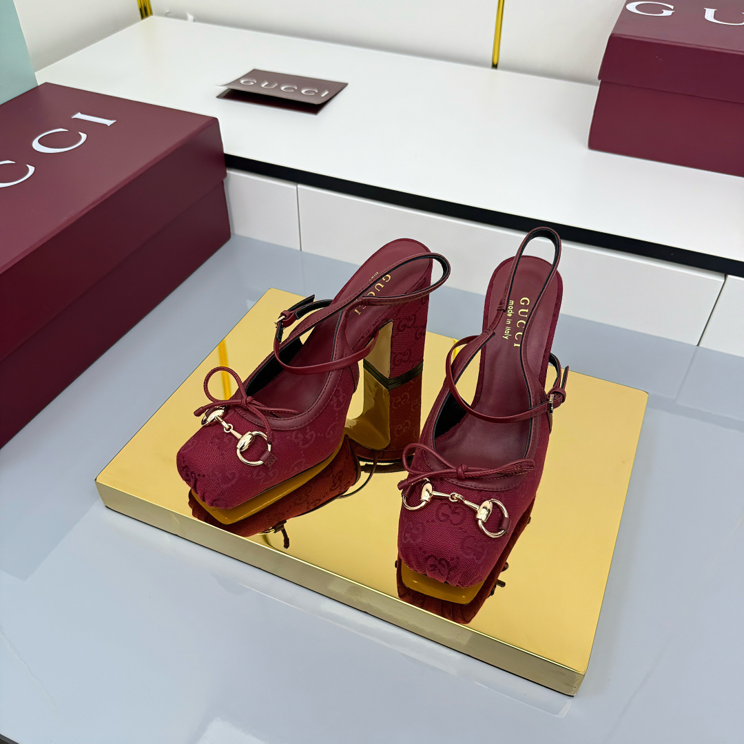 NO:559232,(35-42) Fall/Winter 2025 collection, these horsebit sling-back pumps feature a square toe design and elegant bow details, paying homage to the traditional ballet shoe style. This piece is crafted from leather and embellished with light gold-toned hardware. 'Sacchetto' construction ensures excellent comfort. Gucci Anchor red leather Light gold-toned hardware Leather lining Horsebit buckle Leather bow detail Leather sole 'Sacchetto' construction  Strap fixed design, with adjustable buckle, high heels, height 9.5 cm, high heels sandals, gucci, sandals, high heels19860909（35-42）2025秋冬系列, 这款马衔扣后系带浅口鞋选用方形收口鞋头设计,搭配雅致的蝴蝶结细节,致敬传统芭蕾舞鞋款型.这款单品以皮革匠心打造,缀饰浅金色调配件.“sacchetto”构造确保出色的舒适感. 古驰安可拉红皮革 浅金色调配件 皮革衬里 马衔扣 皮革蝴蝶结细节 皮革鞋底 “Sacchetto”构造 绑带固定设计,配可调节搭扣 高跟 高度9.5厘米,高跟鞋凉鞋,gucci,sandals,high heels,Women's Shoes