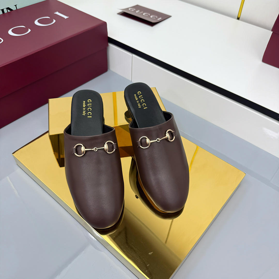 NO:559229,(35-42) 2025 autumn and winter series, archive patterns continue to shine in Gucci's new series. The new series ingeniously presents horsebit accessories, highlighting the brand's equestrian heritage. These women's mules are crafted from smooth suede material, with light gold-tone accessories to add eye-catching details. Leather material, light gold-tone accessories, horsebit, leather sole, flat bottom, half drag, gucci19860909（35-42）2025秋冬系列, 典藏图案继续在Gucci全新系列中大放异彩.全新系列匠心呈献马衔扣配件,彰显品牌马术传承.这款女士穆勒鞋采用光滑绒面材质匠心打造,搭配浅金色调配件增添亮眼细节. 皮面材质 浅金色调配件 马衔扣 皮革鞋底 平底,半拖,gucci,Women's Shoes