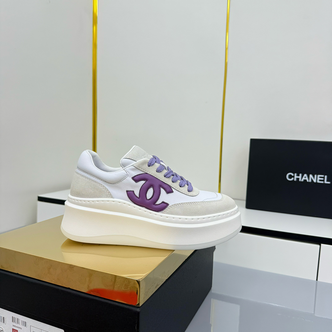 NO:629712,Top version!  Chanel Chanel panda shoes!  2025 counter top casual sports shoes This classic design; the upper is in the style of electric embroidery with various craftsmanship; the outsole is fashionable and sporty; it incorporates a variety of color matching elements... The diversified mix and match is very good-looking and versatile, casual, fashionable, sports, and outdoor can be taken into account... Go material The upper is made of original imported first-layer silk cowhide + original waterproof cloth + original first-layer cowhide. The lining is made of original sheep lining + mesh outsole based on the original TPU combination outsole.  Counter boutique package complete set for women 35-41, casual shoes/sports shoes, chanel, chanel, sneakers, cowhide19860909顶级版本！ Chanel香奈儿熊猫鞋！2025专柜顶级休闲款运动鞋 这款经典设计；鞋面多种工艺电绣的风格；大底却时尚运动；不平凡的拥入了多种配色元素…… 多元化混搭非常好看百搭,休闲,时尚,运动,户外都能兼顾…… Go 材料 鞋面采用 原版进口头层丝绸牛皮+原版防水布+原版头层牛皮 内里采用 原版羊里+网 大底根据 原版TPU组合大底 专柜精品包装全套女35–41,休闲鞋/运动鞋,chanel,chanel,sneakers,cowhide,Women's Shoes