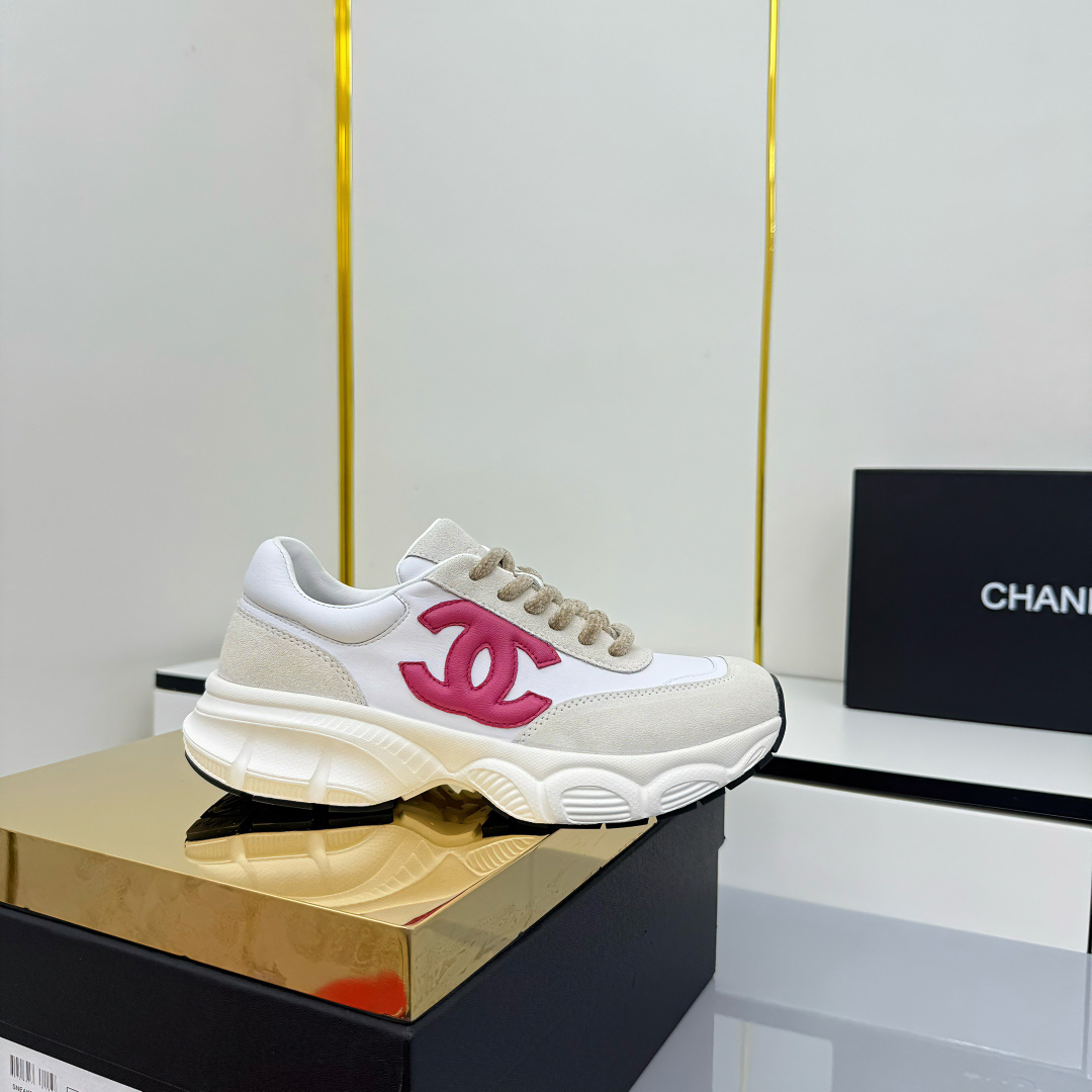 NO:630618,Top version!  Chanel Chanel panda shoes!  2025 counter top casual sports shoes This classic design; the upper is in the style of electric embroidery with various craftsmanship; the outsole is fashionable and sporty; it incorporates a variety of color matching elements... The diversified mix and match is very good-looking and versatile, casual, fashionable, sports, and outdoor can be taken into account... Go material The upper is made of original imported first-layer silk cowhide + original waterproof cloth + original first-layer cowhide. The lining is made of original sheep lining + mesh outsole based on the original TPU combination outsole.  Counter boutique package complete set for women 35-41, casual shoes/sports shoes, chanel, chanel, sneakers, cowhide19860909顶级版本！ Chanel香奈儿熊猫鞋！2025专柜顶级休闲款运动鞋 这款经典设计；鞋面多种工艺电绣的风格；大底却时尚运动；不平凡的拥入了多种配色元素…… 多元化混搭非常好看百搭,休闲,时尚,运动,户外都能兼顾…… Go 材料 鞋面采用 原版进口头层丝绸牛皮+原版防水布+原版头层牛皮 内里采用 原版羊里+网 大底根据 原版TPU组合大底 专柜精品包装全套女35–41,休闲鞋/运动鞋,chanel,chanel,sneakers,cowhide,Women's Shoes