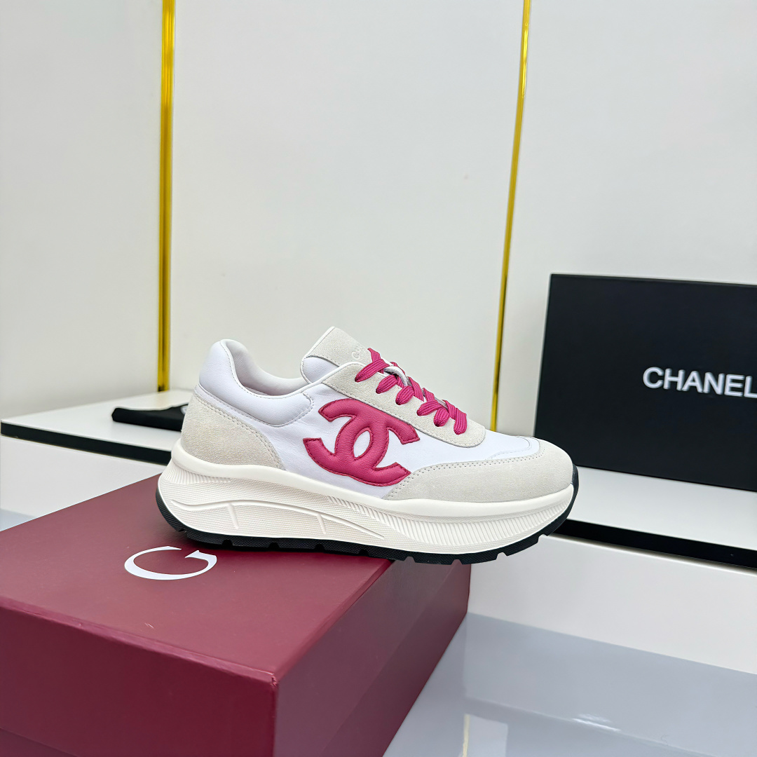 NO:576723,Top version!  Chanel Chanel panda shoes!  2025 counter top casual sports shoes This classic design; the upper is in the style of electric embroidery with various craftsmanship; the outsole is fashionable and sporty; it incorporates a variety of color matching elements... The diversified mix and match is very good-looking and versatile, casual, fashionable, sports, and outdoor can be taken into account... Go material The upper is made of original imported first-layer silk cowhide + original waterproof cloth + original first-layer cowhide. The lining is made of original sheep lining + mesh outsole based on the original TPU combination outsole.  Counter boutique package complete set for women 35-41, casual shoes/sports shoes, chanel, chanel, sneakers, cowhide19860909顶级版本！ Chanel香奈儿熊猫鞋！2025专柜顶级休闲款运动鞋 这款经典设计；鞋面多种工艺电绣的风格；大底却时尚运动；不平凡的拥入了多种配色元素…… 多元化混搭非常好看百搭,休闲,时尚,运动,户外都能兼顾…… Go 材料 鞋面采用 原版进口头层丝绸牛皮+原版防水布+原版头层牛皮 内里采用 原版羊里+网 大底根据 原版TPU组合大底 专柜精品包装全套女35–41,休闲鞋/运动鞋,chanel,chanel,sneakers,cowhide,Women's Shoes
