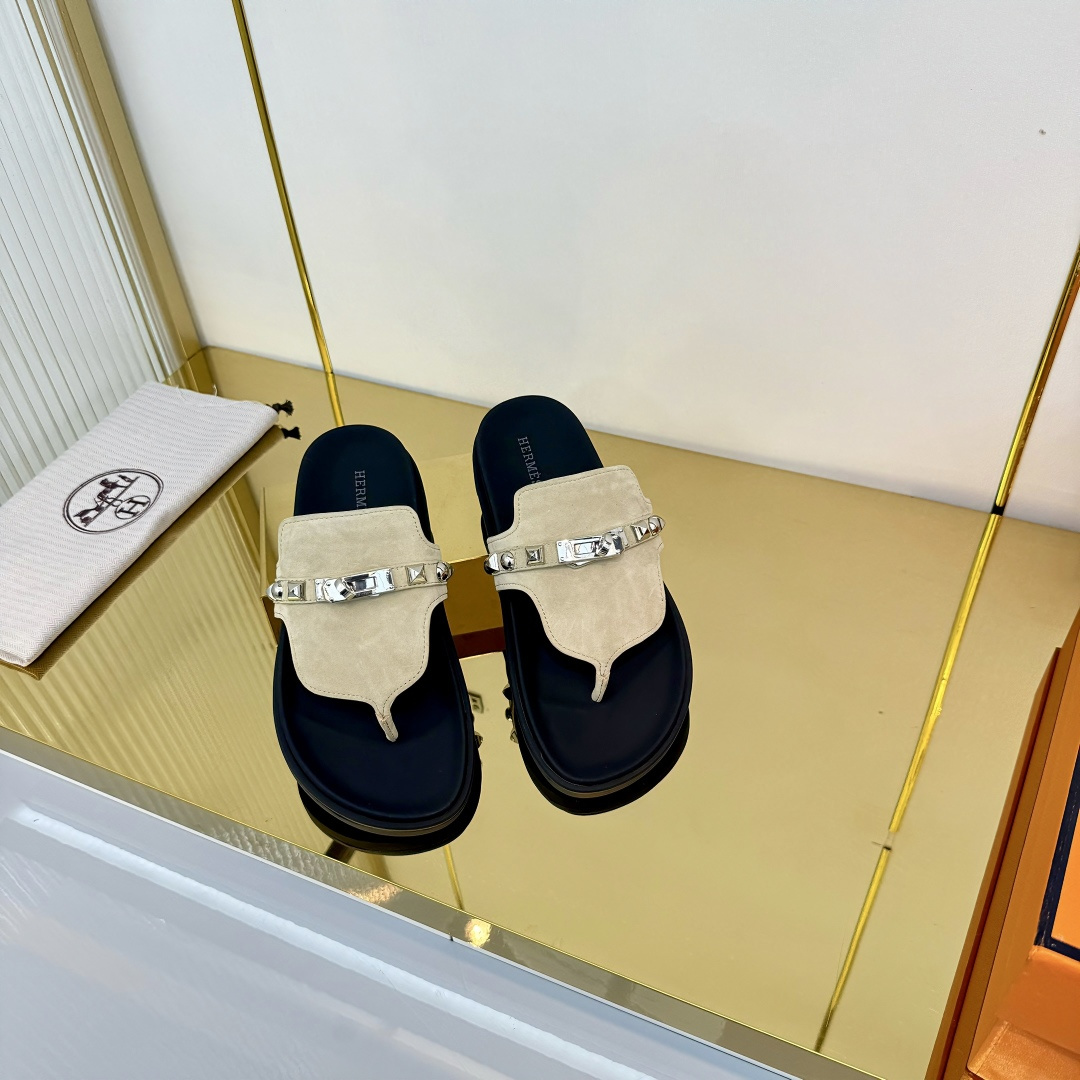 NO:653311,(Top version) Hermes Hermes' extremely popular couple's slippers/angle sandals, paired with various colorful socks, so trendy!  ———————— Upper imported cowhide/sheep leather/cloth/palm-print leather lining imported cowhide/sheepskin Outsole Tpu non-slip and wear-resistant outsole Women’s size 35-42 (40.41.42 non-returnable and non-exchangeable) Men’s size 39-45 (45 non-returnable and non-exchangeable), split-toe shoes, hermes, hermes, sandals, slippers, cowhide, sheepskin, sheep, socks19860909（顶级版本） Hermes 爱马仕 火到不行的情侣款二舅拖/夹角凉鞋拖鞋,搭配各种彩色袜子,潮爆了！ ———————— 鞋面进口牛皮/羊京皮/布面/掌纹皮 内里进口牛皮/羊皮 大底Tpu防滑耐磨大底 女码35-42（40.41.42不退不换) 男码39-45（45不退不换）,分趾鞋,hermes,hermes,sandals,slippers,cowhide,sheepskin,sheep,socks,Women's Shoes