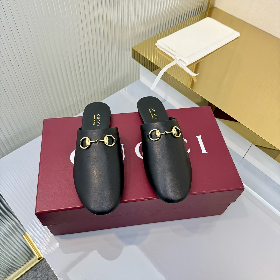 NO:705574,Gucci series slippers. These women's mules cleverly combine classic GG canvas and slipper design elements, blooming dazzling new ideas in classic colors. Light gold buckle accessories and classic GG canvas create a versatile everyday rubber outsole. Leather outsole. Size: 36-42. Flat bottom, half-slip, gucci, slippers, Leather soles19860909Gucci系列拖鞋这款女士穆勒鞋巧妙结经典GG帆布与拖鞋设计元素,于经典配色中绽放亮眼新意. 浅金色衔扣配件搭配经典G G帆布打造日常百搭 橡胶大底 真皮大底 码数36-42 平底,半拖,gucci,slippers,Leather soles,Women's Shoes