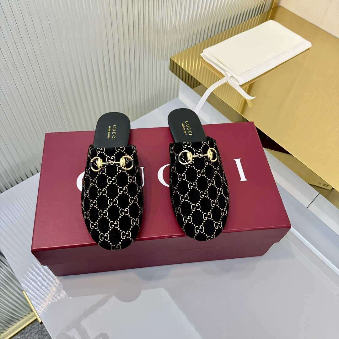 NO:705579,Gucci series slippers. These women's mules cleverly combine classic GG canvas and slipper design elements, blooming dazzling new ideas in classic colors. Light gold buckle accessories and classic GG canvas create a versatile everyday rubber outsole. Leather outsole. Size: 36-42. Flat bottom, half-slip, gucci, slippers, Leather soles19860909Gucci系列拖鞋这款女士穆勒鞋巧妙结经典GG帆布与拖鞋设计元素,于经典配色中绽放亮眼新意. 浅金色衔扣配件搭配经典G G帆布打造日常百搭 橡胶大底 真皮大底 码数36-42 平底,半拖,gucci,slippers,Leather soles,Women's Shoes