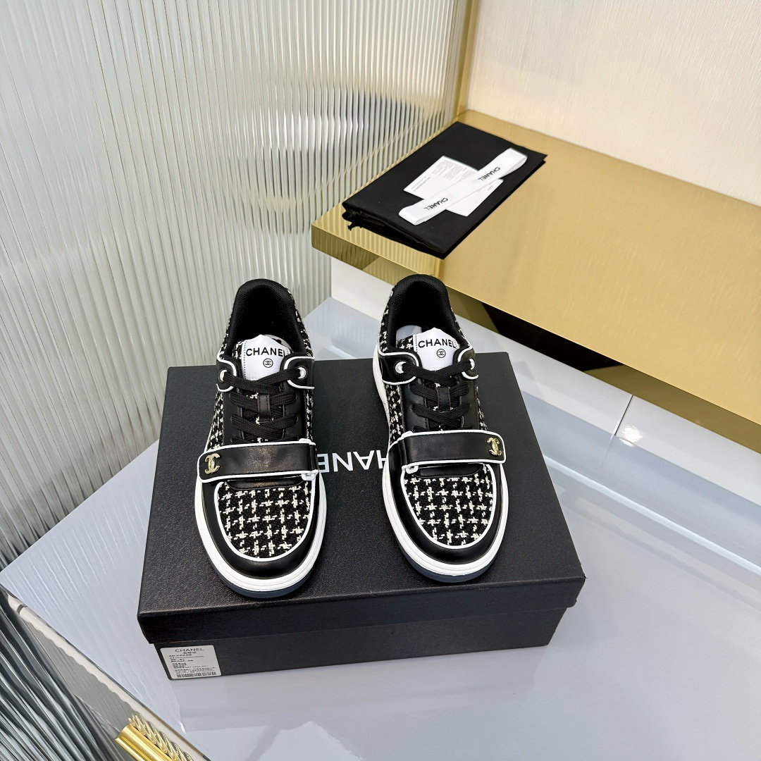 NO:705577,High version CHANEL Chanel's new panda sneakers Panda shoes Chanel 2025ss popular panda shoes color matching thick-soled casual sports shoes sneakers counter synchronization counter is very popular very difficult to buy a shoe the most popular thick-soled panda shoes on the Internet can be imagined Xiaoxiang control can not miss the appearance and comfort coexistence simple and versatile white shoes thick sole increased super versatile, whoever wears it with your eyes closed will look good upper calf leather  Lined with imported sheepskin, outsole TPU original outsole Size: 35-40 (41 customized) Buy now, casual shoes/sports shoes, chanel, chanel, sneakers, cowhide, sheepskin19860909高版本 CHANEL香奈儿新款熊猫板鞋熊猫鞋 香奈儿2025ss火爆熊猫鞋配色厚底休闲运动鞋板鞋  专柜同步 专柜非常火爆 非常难买的一款鞋 全网最火的厚底熊猫鞋 可想而知小香控不可错过的 颜值与舒适并存的 简约百搭小白鞋 厚底增高超级百搭,闭眼入谁穿谁好看  鞋面小牛皮 内里进口羊皮里 大底TPU原版大底 码数:35-40（41 定做 立即抢购,休闲鞋/运动鞋,chanel,chanel,sneakers,cowhide,sheepskin,Women's Shoes