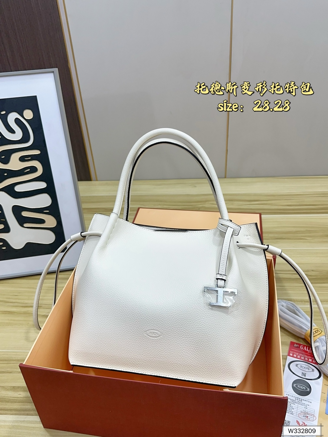 345 Comes With Folding Box ️ Size 28.28 | Tods Logo Tote Deformable Tote Bag | Made Of High-quality Calfskin, With Perfect Lychee Texture, Black With Burgundy Lining, Low-key And Elegant. Metal "T" Pendant On The Front + T-shaped Embroidery, The Details Are Super Exquisite The Detachable Shoulder Strap Allows You To Switch Between Hand-held, One-shoulder Or Cross-body Wear. It Can Be Easily Carried In The Workplace Or In Daily Life. It Is Practical And Fashionable. Italian Craftsmanship, Both Texture And Functionality, Low-key Luxury Is A Must-have
