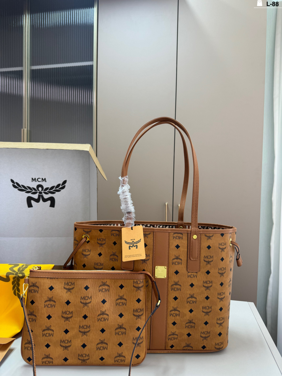 P270 | L-88 Size 35×28 Airplane Case | Mcm’s New Double-sided Shopping Bag Has An Easy-going Style, Customized Hardware Accessories, And A Classic Shopping Bag. Buy 1 And Get 2. It Can Be Carried On The Shoulder And Cross-body. It Is Very Practical. A Style That Everyone Is Looking Forthe Inner Small Bag Is Detachable And Very Practical. It Has Both Practicality And Versatility. Choose Visetos Crafted From Printed Coated Canvas With A Checkered Interior And Removable Inner Pocket, It's Ideal For Travel Or Everyday Life.