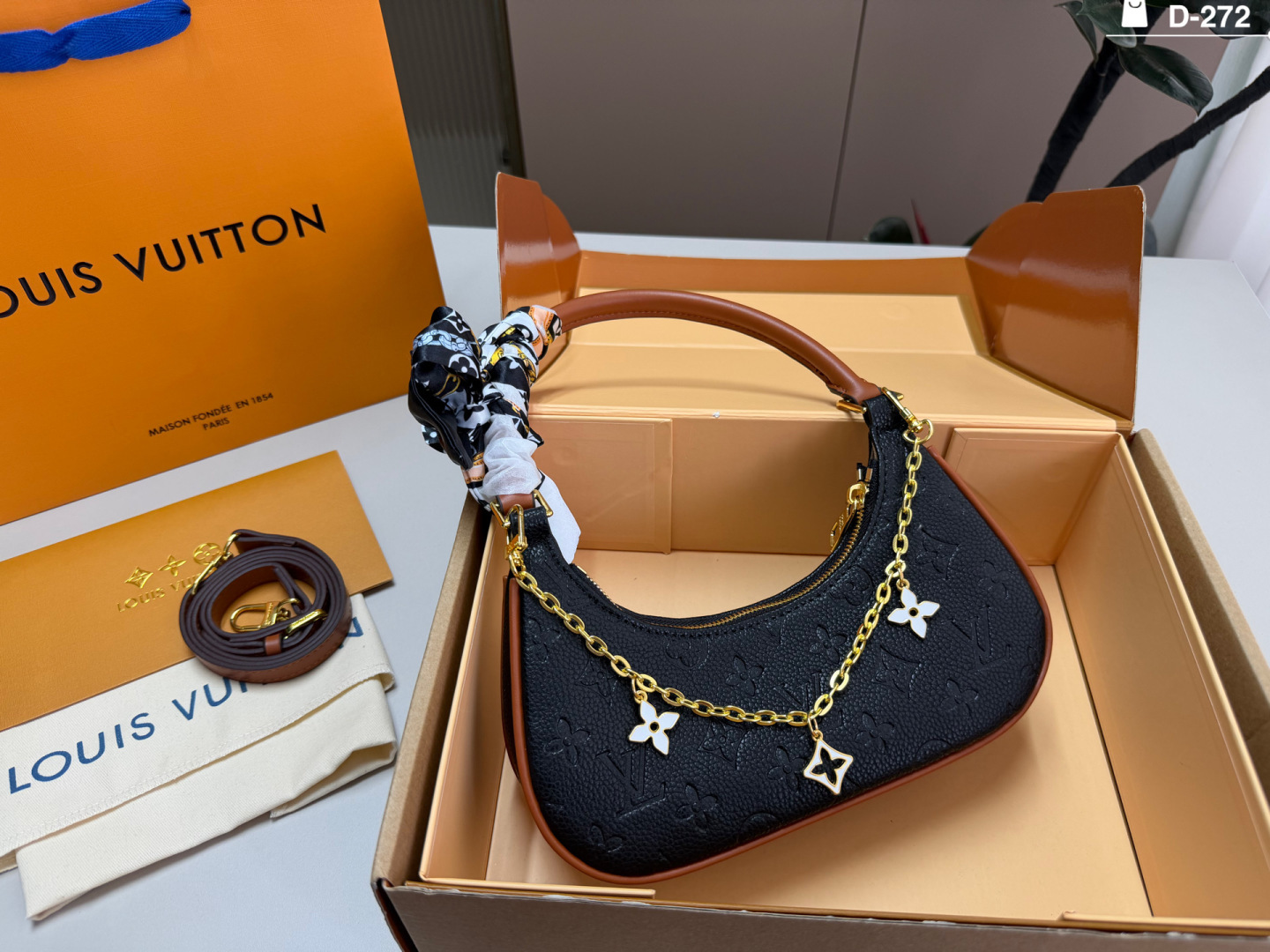 Lv | Catchy New Underarm P203