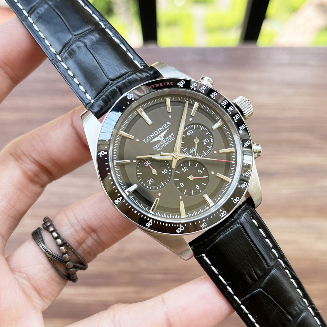 NO:394552,Production of Taiwan Belt Steel Belt Taiwan Factory【New Product】Taiwan V12 Factory Longines LONGINES-Longines Concas Yuedong Series xz1 has become a highly respected boutique timepiece with its unique design, practical functions and comfortable wearing experience. 1 Literally unique 'panda eye' mainly includes 'black and white', 'deep sea blue', 'distant mountain green', 'champagne gold' and other classic matching colors and three-eye chronograph dial and add black fashion ceramic circle ceramic circle using clean font is more three-dimensional and rounded. The edge of the ceramic circle has slight round corners. 2 sapphire mirror, dial with luminous, fashionable and retro multi-functional chronograph watch original L398.5 automatic winding movement 3  The dial diameter is 42mm and the waterproof depth is 50m. Daily water is easily solved with water. Whether it is matched with casual wear or formal wear, it can show the wearer's unique taste and personality charm. The overall high-end feeling is full of high-end experience. Please be sure of the quality!  4 The same style as Peng Yuyan and Shawn Yue!  The best luxury recommendation for gifts, please identify Taiwan's exclusive quality, longines19860909台湾 出品 皮带 钢带 台湾 Factory【新品】台湾V12厂浪琴 LONGINES-浪琴康卡斯悦动系列xz1凭借其独特的设计,实用的功能和舒适的佩戴体验,成为了一款备受推崇的精品时计. 1字面是独特的“熊猫眼”主要有“黑白”“深海蓝”“远山绿”“香槟金”等多款经典搭配款色和三眼计时盘还加上黑色时尚陶瓷圈陶瓷圈使用clean 字体更加立体圆润 陶瓷圈边缘有轻微圆角 2蓝宝石镜面,表盘带有夜光,时尚又复古的多功能计时机腕表原装L398.5自动上弦机芯 3 表盘直径42mm,防水深度50m日常用水轻松解决,无论是搭配休闲装还是正装,都能展现出佩戴者独特的品味和个性魅力,整体上手高级感满满.请认准品质！ 4彭于晏余文乐同款！ 送礼最佳奢华推荐请认准台湾独家品质,,longines,Watch