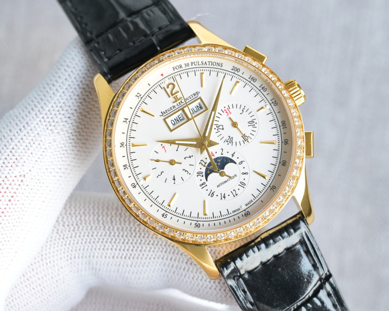 NO:394605,Produced by TW, White Rose Diamond plus 50 Steel Belt plus TW Factory V2 upgraded version JAEGER-LECOULTRE - a heavy money creation (JAGER Master Series 4138420) watch R55, a careful work, in terms of details. The team has been carefully designed for more than two years, spared no effort and energy to replicate perfectly, dared to be the first, strive for perfection, overcome many difficulties, and break through multi-layer technical bottlenecks. The movement model is a custom movement modified 759 upgrade version, with stable quality!  The authentic mold is opened, 1:1 reproduction is perfectly consistent with the authentic one, and all functions can be used normally. It is made of 316L stainless steel and polished with CNC top-level craftsmanship, which is exactly the same as the original craftsmanship, making its overall literal texture better. The watch size is 40 mm and the waterproof depth is 50 meters. The dial team broke through the multi-layer technical bottleneck, strived for perfection, strived for the details of 12 scales, and restored the sun radial pattern 1:1. The strap is matched with Italian Novonppa calf leather, and the original steel folding buckle shows the luxurious temperament of this watch. It is suitable for all kinds of business occasions, simple, refined and elegant!  Appreciation from all walks of life, 1:1 reproduction, welcome to reprint and give gifts, please recognize TW's exclusive quality, jaeger-lecoultre, cowhide19860909TW 出品 白玫钻加50钢带加 TW Factory V2升级版JAEGER-LECOULTRE——重金打造(积家大师系列4138420)腕表R55 用心之作,细节方面 团队历时两年多精心设计,不惜财力和精力,完美复刻,敢为人先,力求完美,克服重重难关,突破多层技术瓶颈,机芯型号为订制机芯改759升级版,质量稳定！ 正品开模,1:1复刻完美与正品一致,所有功能均可正常使用,采用316L精钢材质打造和CNC顶级工艺打磨,与原装工艺效果如出一辙,使其整体字面质感更佳.腕表尺寸40毫米.防水深度50米 表盘团队突破多层技术瓶颈,力求完美,对12个刻度细节精益求精,1:1还原太阳放射状饰纹. :表带搭配意大利Novonppa小牛皮,原装精钢折叠扣更显示这块腕表的豪华气质.适合各种商务场合,简敛精致不失优雅！各路表友品鉴,1:1复刻,欢迎转载送礼最佳奢华推荐请认准TW独家品质,,jaeger-lecoultre,cowhide,Watch