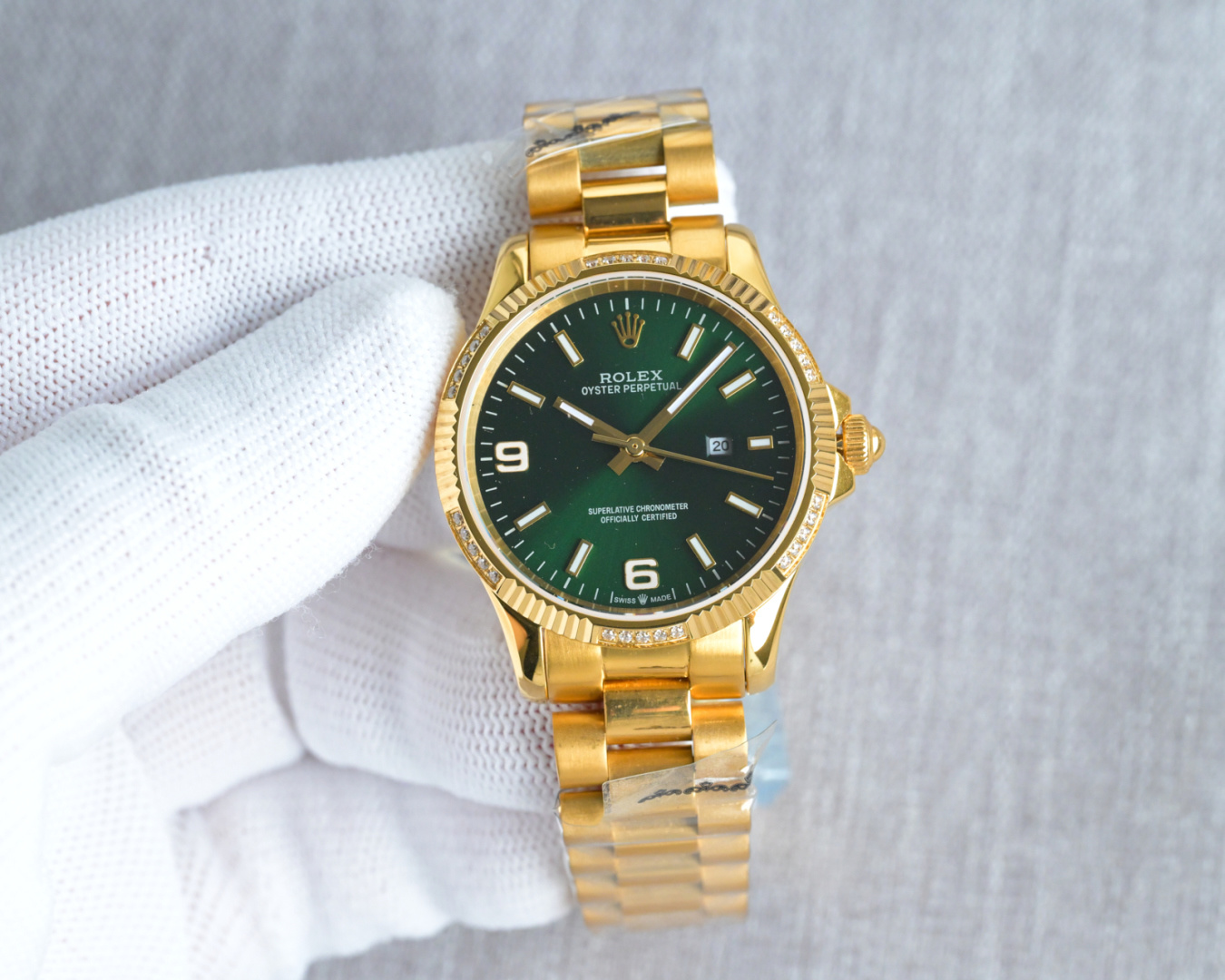 NO:383456,Production of Taiwan White Shell Gold Shell Taiwan Factory Recommended Wall Cracked New Works Recommended】The latest version of the market Rolex ROLEX AF9 Women's Log Watch! In terms of details, the case diameter remains the same as the original 34MM, and 904L stainless steel is used to forge the stainless steel watch case, which is durable! It is matched with the 6T51 movement imported from Japan, with a swing of 28,800, and its performance is extremely stable. Its shock resistance and geometric structure allow the movement to maintain regular operation at any position. It is firmly tightened to the case, making it more waterproof. A small window convex lens is installed at 43 o'clock to enlarge the date display of the watch, making it more convenient to read the date. The women's log-type waterproof Oyster case provides the best protection for the high-precision movement! The new double-headed particle connection method under the 5904L watch strap and the outer ring (can be used with the original), the concealed folding crown buckle is opened with the articulated Rolex crown logo. Taiwan Factory's craftsmanship creates a fine example of the Rolex women's watch. Welcome to taste it! The best luxury recommendation for gifts, please identify Taiwan's exclusive quality, rolex19860909台湾 出品 白壳 金壳  台湾 Factory 墙裂推荐 全新力作 倾力推荐】市场最新版本 劳力士 ROLEX AF9 女装日志型腕表！细节方面 表壳直径保持与原装一致34MM,采用904L不锈钢来锻造不锈钢腕表表壳,经久耐用！ 搭配日本进口6T51机芯,摆幅28800,性能极为稳定,其抗震力、几何结构使机芯在任何位置都可保持规律运行 牢固旋紧于表壳,使得更加防水. 43点钟位置装有小窗凸透镜将腕表日期显示放大,使日期读取更加方便,女装日志型的防水蚝式表壳给予高精准机芯最佳防护！ 5904L腕表表带和外圈底下的崭新双头粒连接方式（可与原装通用）,隐蔽式摺叠皇冠带扣,以铰接的劳力士皇冠标志开启. 台湾 Factory 匠心力作 打造劳.力士Rolex女装腕表的精品典范 欢迎各位表友品鉴！送礼最佳奢华推荐请认准台湾独家品质,,rolex,Watch