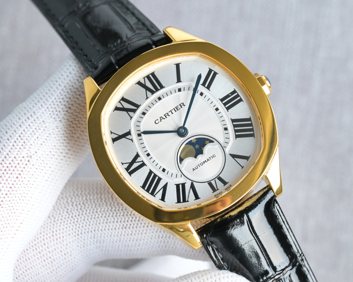 NO:383465,AR Factory CARTIER Drive de Cartier series AF9 watch. It is a classic and solemn pillow-shaped design and neat and elegant line layout, showing the masculine charm of a man. [Case] ​​The watch data is 40mmX41mmX12.5mm, the unique pillow-shaped case is first-class, and the bright and full curved lines of sapphire glass are replicated in place. The excitement is to restore the most closest to the original version for watch friends. [Technical breakthrough] The original Cal.1904-PS MC movement, automatic trolley and large and small plywood are rhodium-plated. The balance wheel position matches the authentic product, and the simulation is close to the counter. [Excellent details] 1. Exclusively purchased the original mold in the market 2. Quenched and baked blue pointer full and three-dimensional  3. The classic button lock pattern of the dial is delicate and coordinated. 4.12 Roman logos are superimposed and printed, with round and neat effects. They are calm and restrained, and exquisite in craftsmanship. They add a unique atmosphere to your wrist. The best luxury recommendations are for AR's exclusive quality, cartier, cartier19860909AR 出品 白壳 进口  AR Factory 卡地亚 CARTIER Drive de Cartier系列 AF9 腕表.以典雅肃穆的枕形设计搭配利落大方的线条布局,尽显男儿阳刚不屈的魅力.【表壳】腕表数据40mmX41mmX12.5mm,独特的枕形表壳做工一流,蓝宝石玻璃明朗饱满的弧形线条复刻到位.精益求精,为广大表友还原最接近原版的体验.【技术突破】原厂Cal.1904-PS MC机芯,自动陀和大小夹板均有做镀铑处理,摆轮的位置与正品吻合,仿真度直逼专柜.【精彩细节】1.市场独家购入原装开模 2.淬火烤蓝指针饱满立体 3.表盘的经典钮锁饰纹细腻协调 4.12只罗马标识采用叠加印刷,效果圆润工整.沉稳内敛,工艺精湛,为您的腕间增添一份别致的气息送礼最佳奢华推荐请认准AR独家品质,,cartier,cartier,Watch